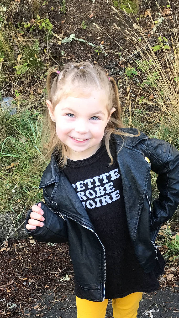 Lynes a rejoint le concours — aidez-le/la à gagner de superbes lots ! blond, botany, electric_blue, face, flash_photography, forest, grass, happy, joy, leaf, natural_landscape, nature, outerwear, people_in_nature, person, plant, sleeve, smile, soil, toddler