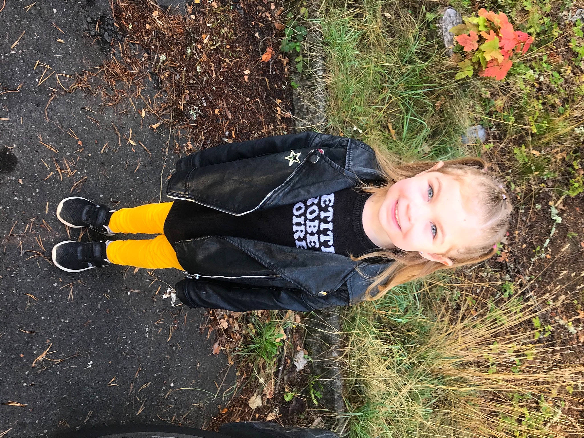 Lynes a rejoint le concours — aidez-le/la à gagner de superbes lots ! asphalt, autumn, face, fun, grass, happy, jacket, joy, landscape, people_in_nature, person, personal_protective_equipment, plant, portrait_photography, road_surface, smile, soil, tree, windbreaker