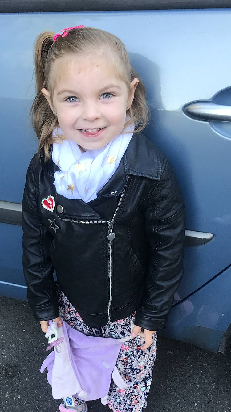 Lynes a rejoint le concours — aidez-le/la à gagner de superbes lots ! automotive_lighting, blue, child, electric_blue, face, fun, happy, hood, iris, jacket, joy, motor_vehicle, person, pink, skin, sleeve, smile, standing, street_fashion, toddler