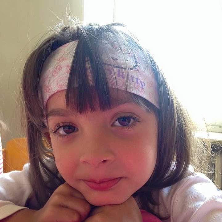 Victoria a rejoint le concours — aidez-le/la à gagner de superbes lots ! bangs, beauty, black_hair, brown_hair, cheek, child, chin, eye, eyebrow, face, forehead, hair, hair_coloring, hairstyle, head, hime_cut, lip, nose, person, selfie