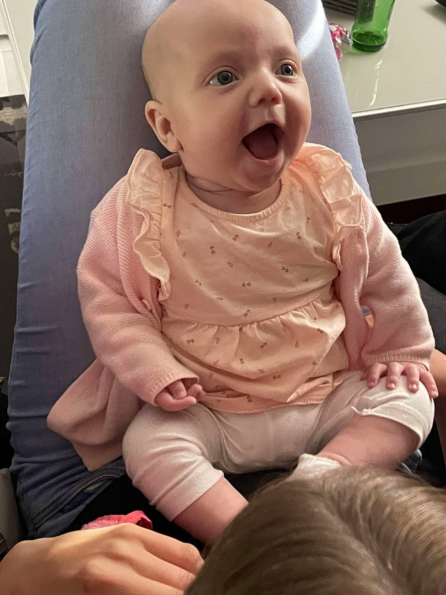 Mia a rejoint le concours — aidez-le/la à gagner de superbes lots ! baby, baby_laughing, baby_safety, baby_toddler_clothing, cheek, child, comfort, finger, hand, happy, lap, mouth, person, pink, skin, sleeve, smile, t_shirt, thigh, thumb