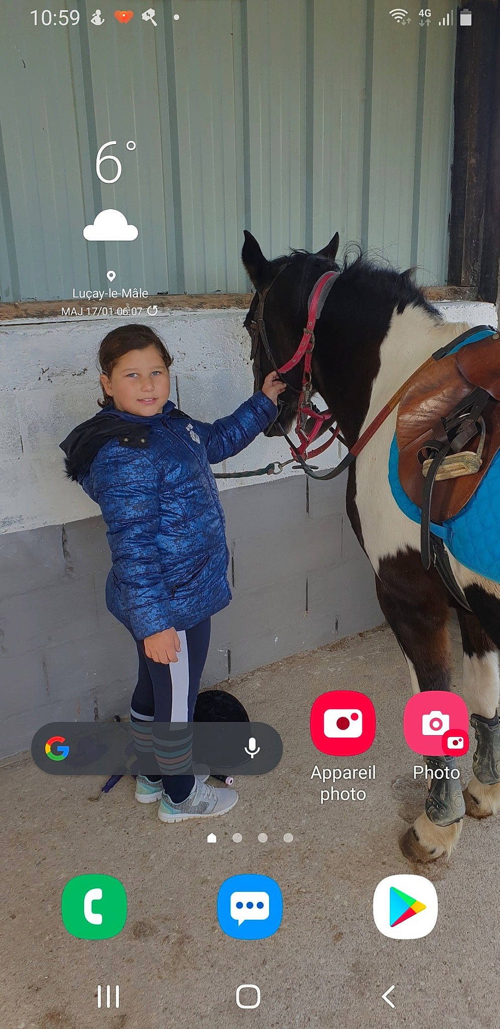 Neila participe au concours pour gagner de l'argent avec cette photo : baby_toddler_clothing, balance, bit, bridle, cool, halter, horse, horse_supplies, horse_tack, leash, livestock, mane, mare, outdoor_shoe, person, play, rein, snout, stallion, toddler