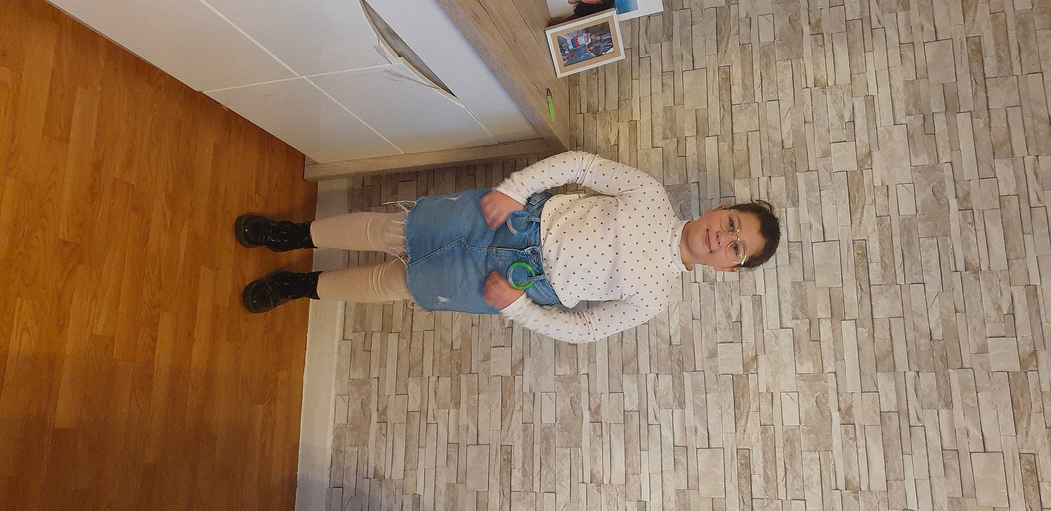 Neila participe au concours pour gagner de l'argent avec cette photo : baby_toddler_clothing, floor, flooring, hardwood, joy, laminate_flooring, outdoor_shoe, person, sock, toddler, trunk, walking_shoe, wood_flooring