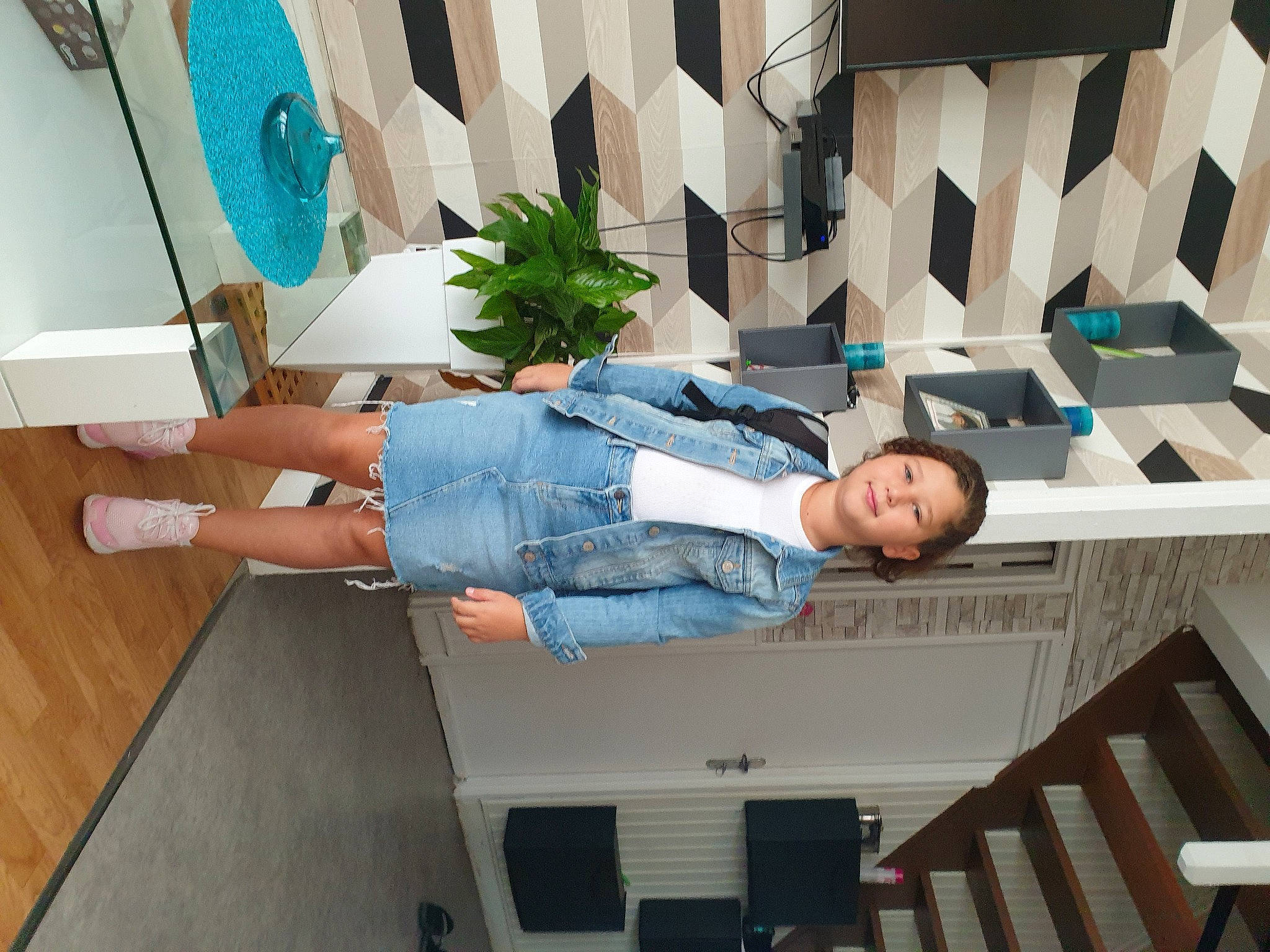 Neila participe au concours pour gagner de l'argent avec cette photo : azure, blue, denim, joy, laminate_flooring, person, stairs, varnish, wood_flooring