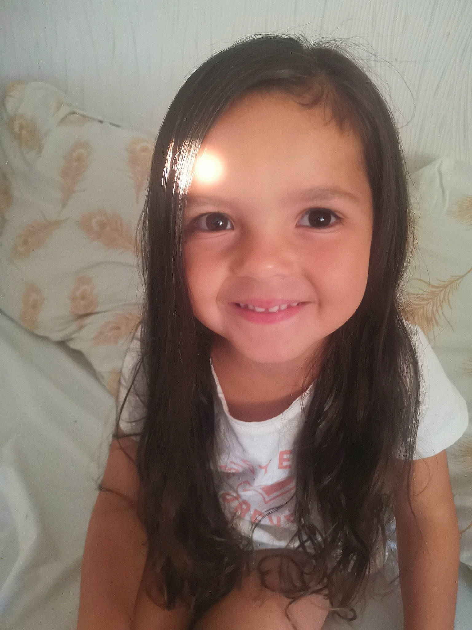 Nihel participe au concours pour gagner de l'argent avec cette photo : cheek, chin, ear, eyebrow, eyelash, face, flash_photography, forehead, gesture, happy, head, human_body, iris, jaw, joy, lip, neck, nose, person, skin