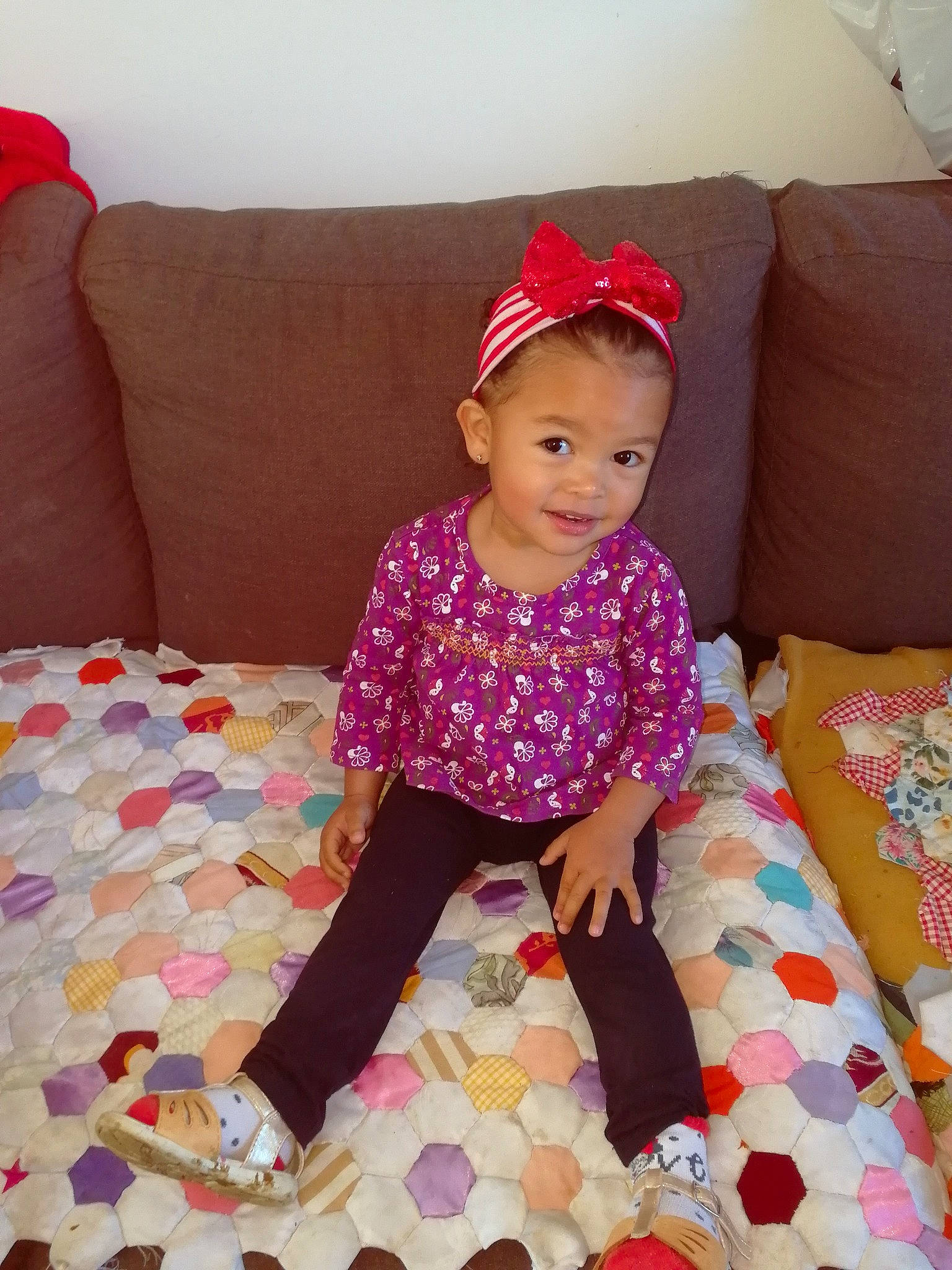 Lindsay Lohanne a rejoint le concours — aidez-le/la à gagner de superbes lots ! baby, baby_toddler_clothing, child, design, headgear, magenta, pattern, person, pink, polka_dot, purple, skin, sleeve, textile, tights, toddler