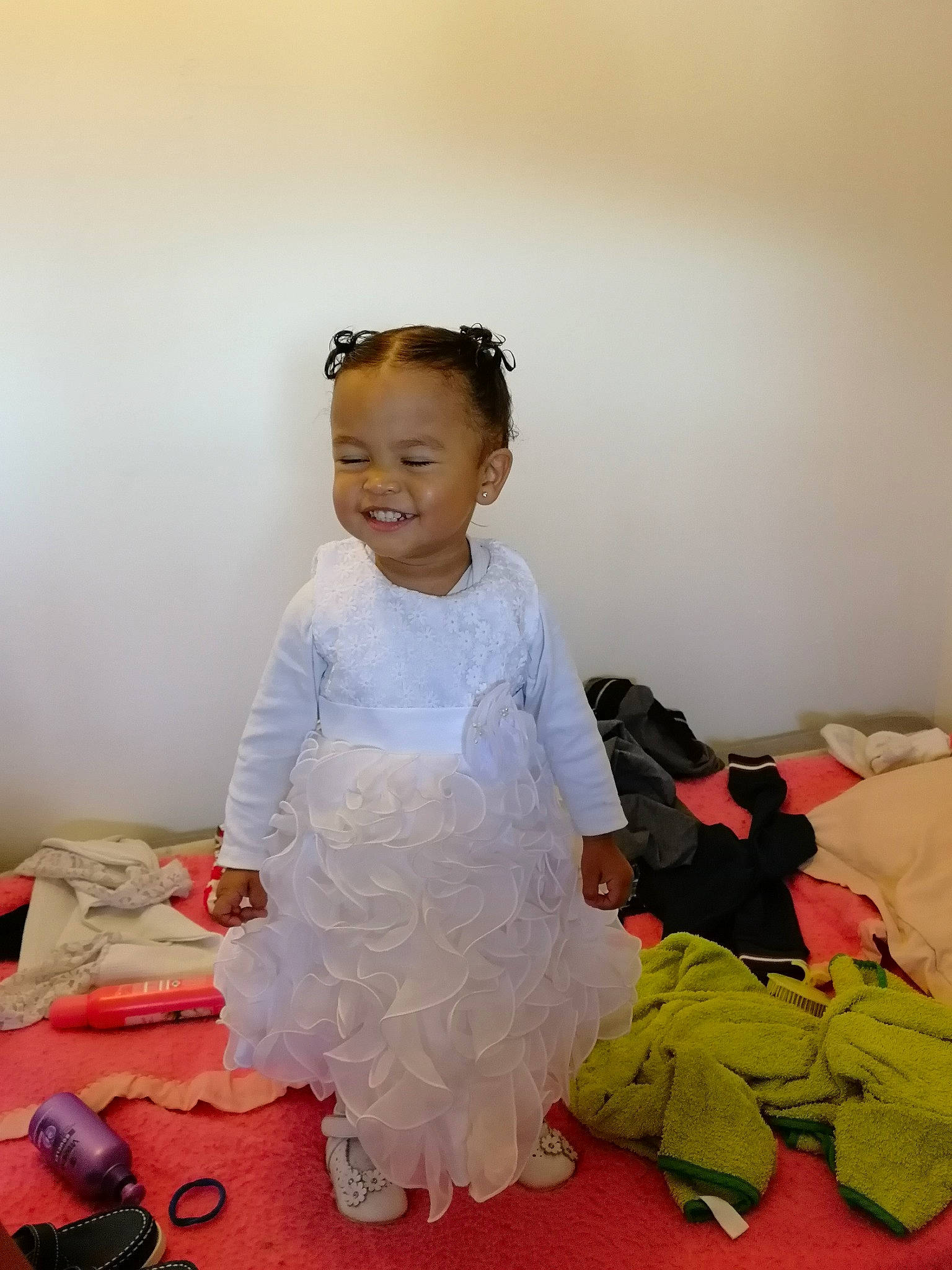 Lindsay Lohanne participe au concours pour gagner de l'argent avec cette photo : baby, baby_toddler_clothing, child, costume, dress, fun, joy, person, sitting, smile, toddler, white