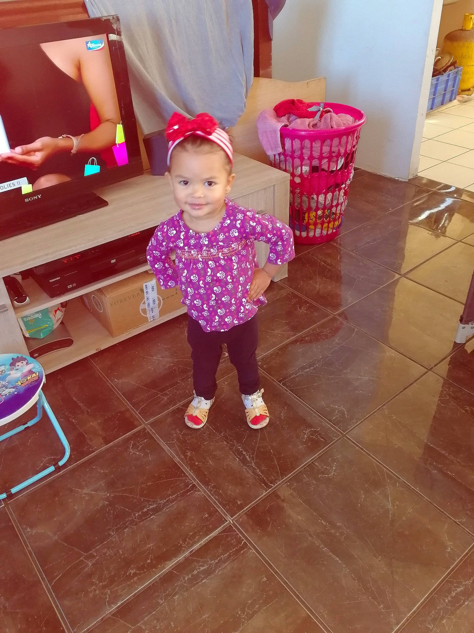 Lindsay Lohanne participe au concours pour gagner de l'argent avec cette photo : child, floor, flooring, joy, person, pink, play, toddler