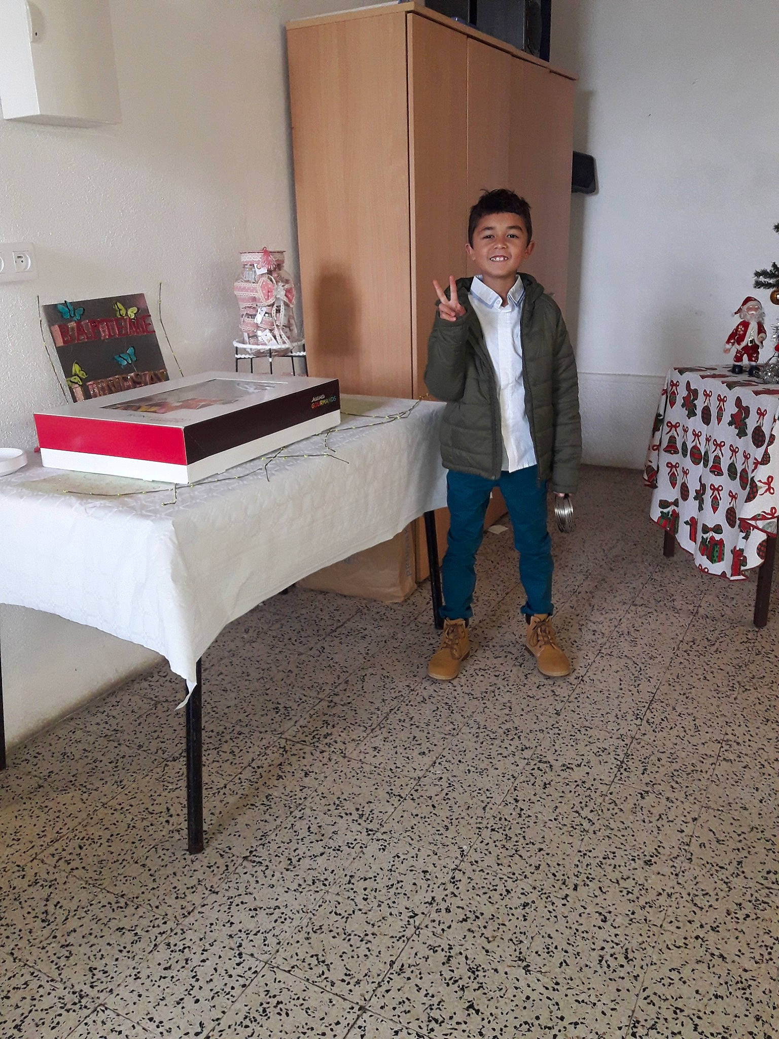 Léo a rejoint le concours — aidez-le/la à gagner de superbes lots ! floor, flooring, furniture, interior_design, joy, person, room, table