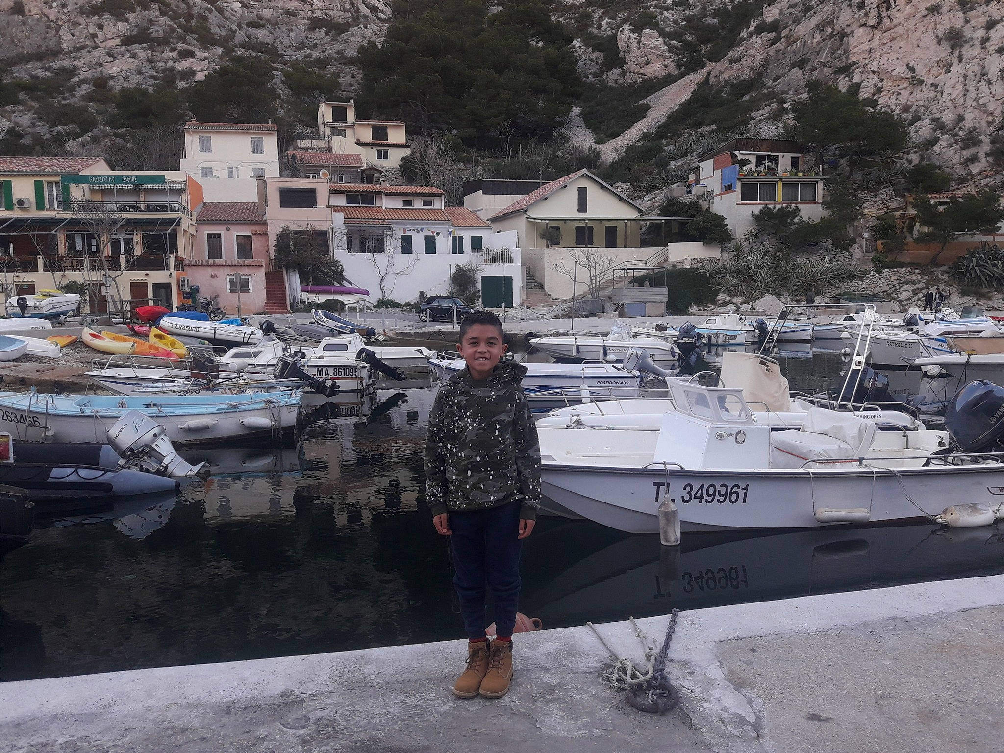 Léo participe au concours pour gagner de l'argent avec cette photo : boat, boating, fishing_vessel, harbor, joy, marina, person, port, tourism, vehicle, water_transportation, watercraft