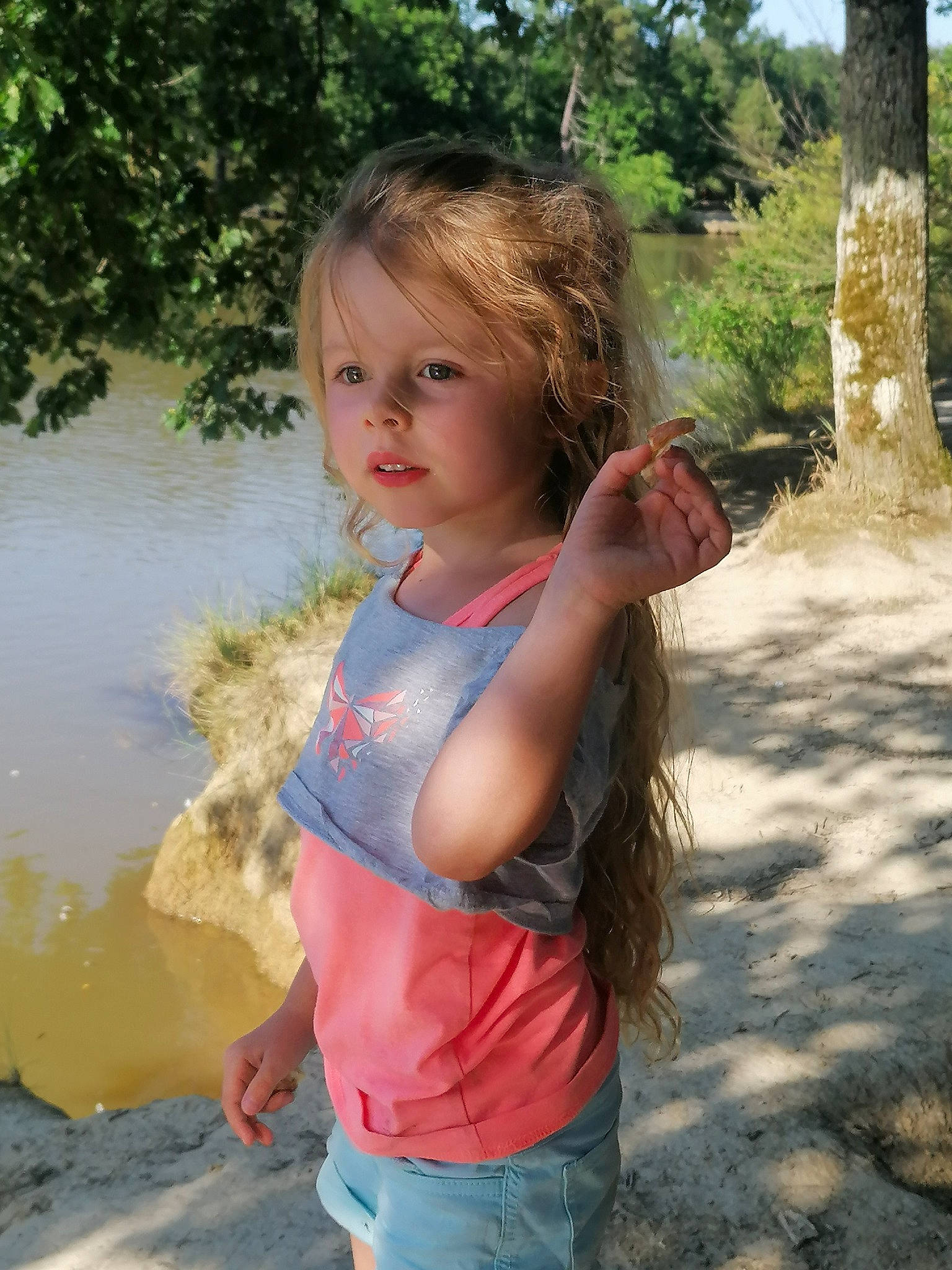 Yona a rejoint le concours — aidez-le/la à gagner de superbes lots ! chin, fun, grass, happy, head, iris, leisure, lip, long_hair, neck, nose, people_in_nature, person, plant, shoulder, skin, summer, toddler, tree, trunk