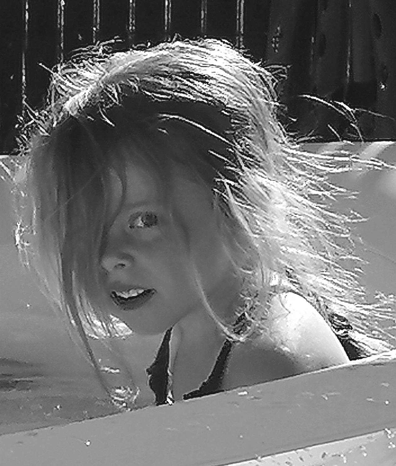 Yona participe au concours pour gagner de l'argent avec cette photo : art, beauty, black, black_and_white, child, darkness, eye, eyebrow, eyelash, fashion_accessory, flash_photography, happy, human, iris, lip, long_hair, monochrome, monochrome_photography, person, smile