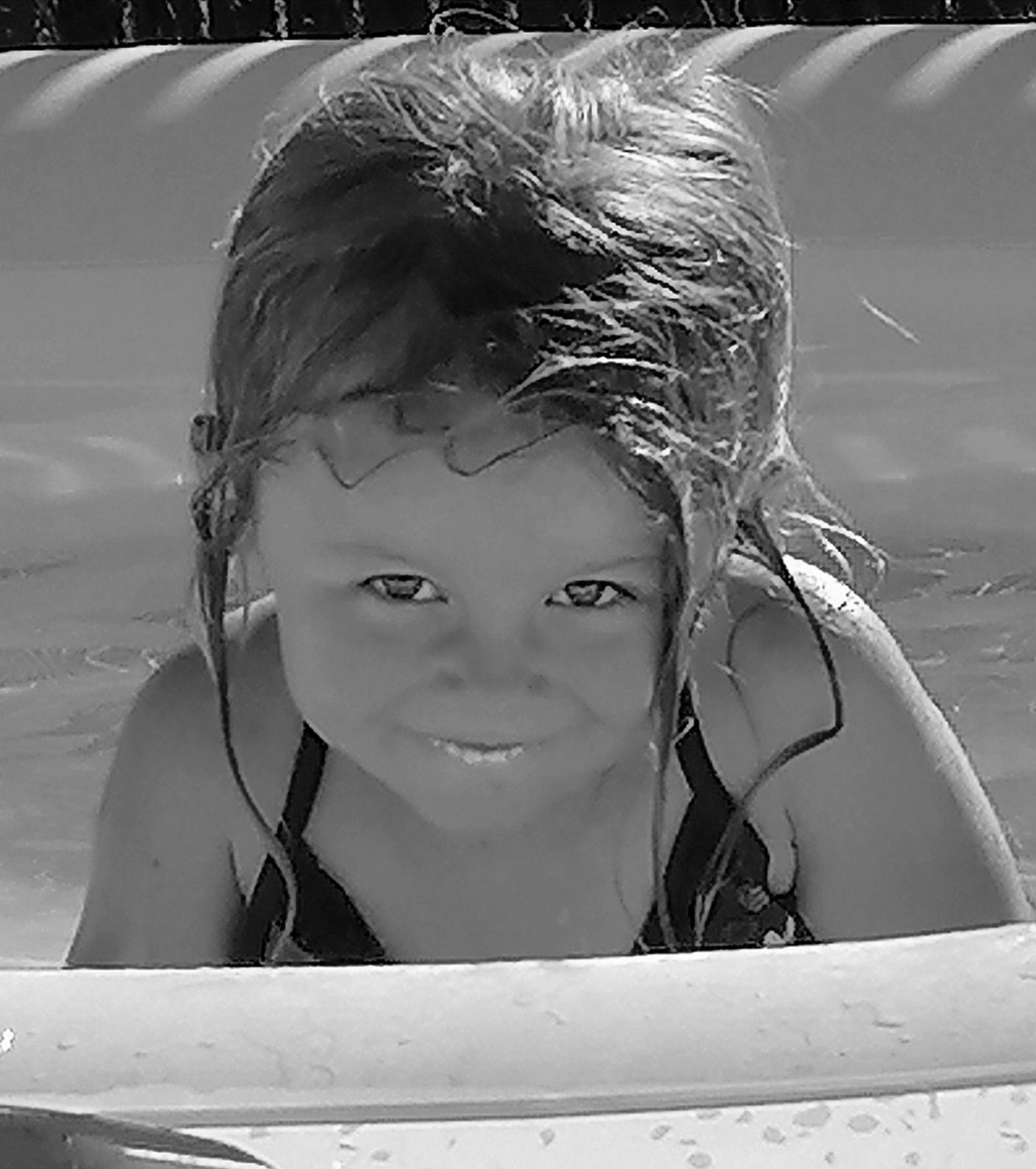 Yona a rejoint le concours — aidez-le/la à gagner de superbes lots ! black_and_white, blond, child, eyewear, facial_expression, flash_photography, fun, hairstyle, happy, long_hair, monochrome, monochrome_photography, person, personal_protective_equipment, recreation, smile, style, surfer_hair, swimming_pool, swimwear