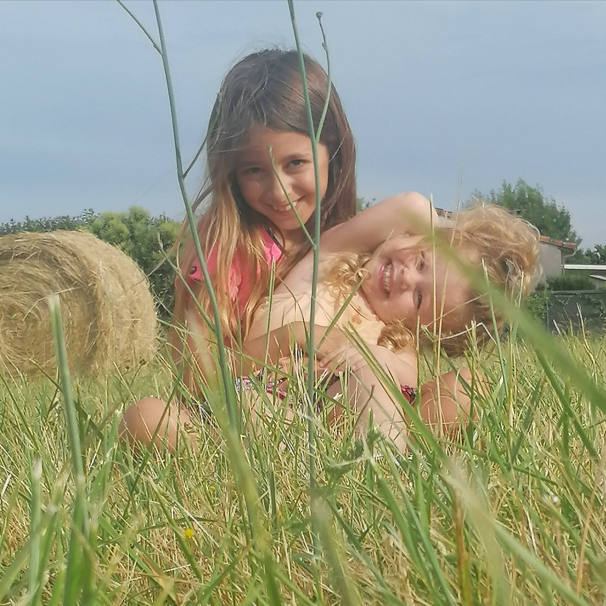 Yona a rejoint le concours — aidez-le/la à gagner de superbes lots ! blond, fawn, field, fun, grass, grass_family, grassland, happy, hay, joy, meadow, person, photography, phragmites, plant, prairie, smile, summer, vacation