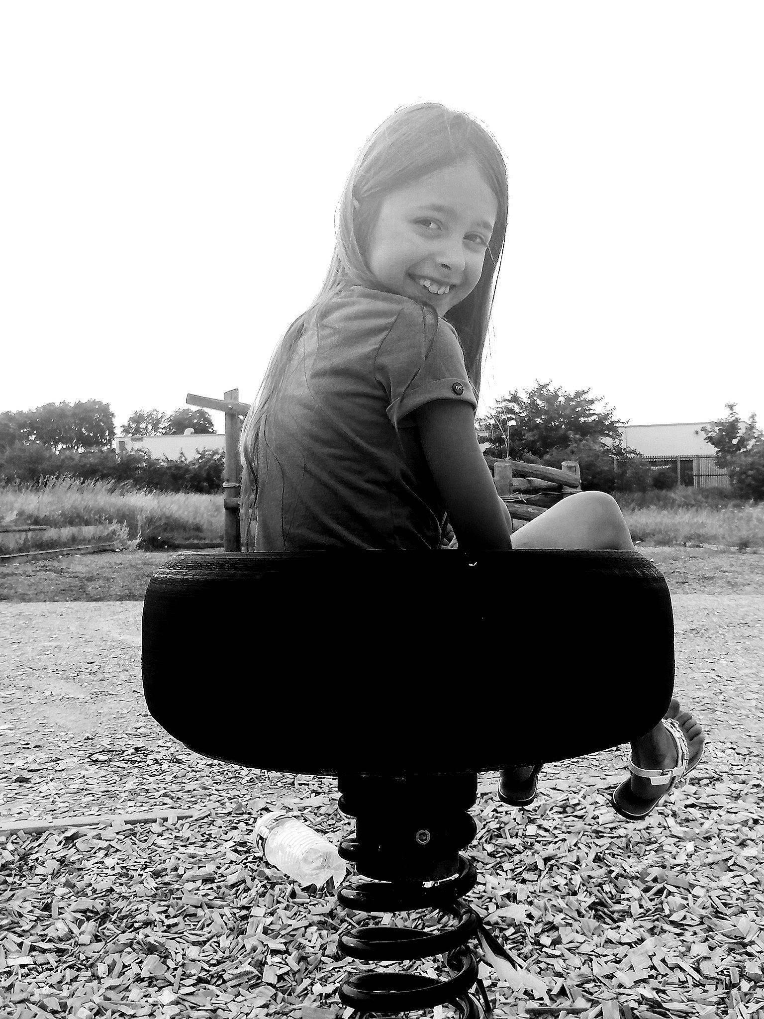 Layna participe au concours pour gagner de l'argent avec cette photo : black, black_and_white, child, flash_photography, furniture, joy, monochrome, monochrome_photography, person, photography, sitting, smile, stock_photography, style, tree, water, wheel, white