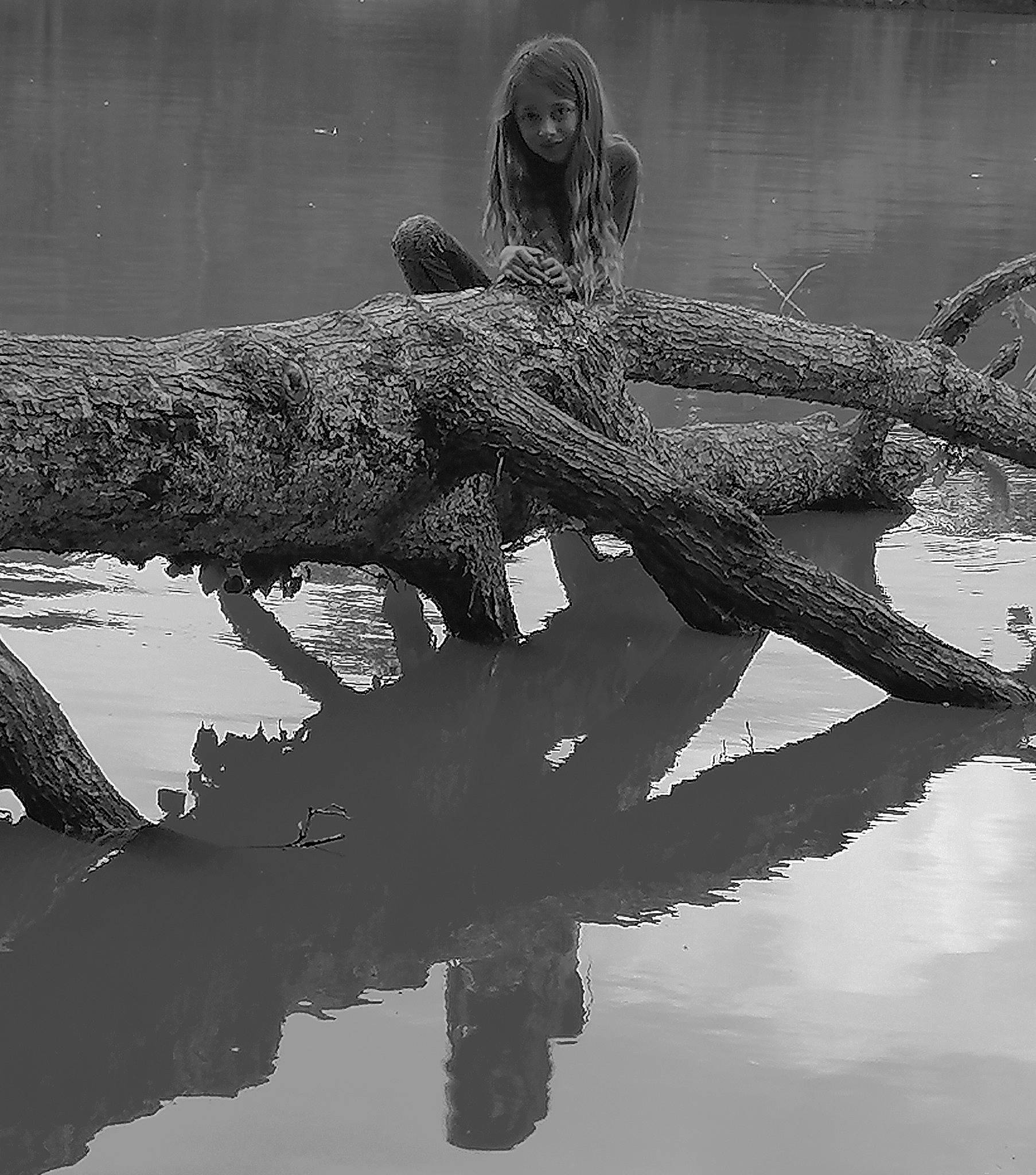 Layna a rejoint le concours — aidez-le/la à gagner de superbes lots ! adaptation, black, black_and_white, branch, monochrome, monochrome_photography, person, photography, reflection, river, style, tree, water, wood