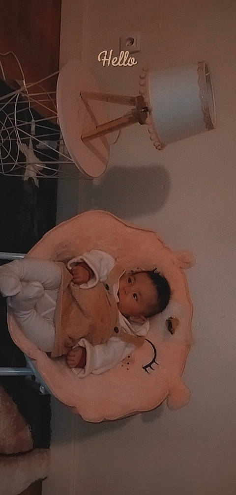 Inaya participe au concours pour gagner de l'argent avec cette photo : abdomen, art, baby, baby_products, baby_safety, bathing, bedtime, ceiling, ceiling_fan, chest, child, comfort, flesh, home_accessories, home_appliance, mechanical_fan, person, plaster, room, stomach