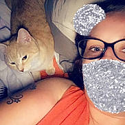 Minnie a rejoint le concours — aidez-le/la à gagner de superbes lots ! black_hair, cat, eye, eyewear, face, finger, girl, glasses, hand, joint, lip, mammal, neck, small_to_medium_sized_cats, undergarment, vertebrate, vision_care