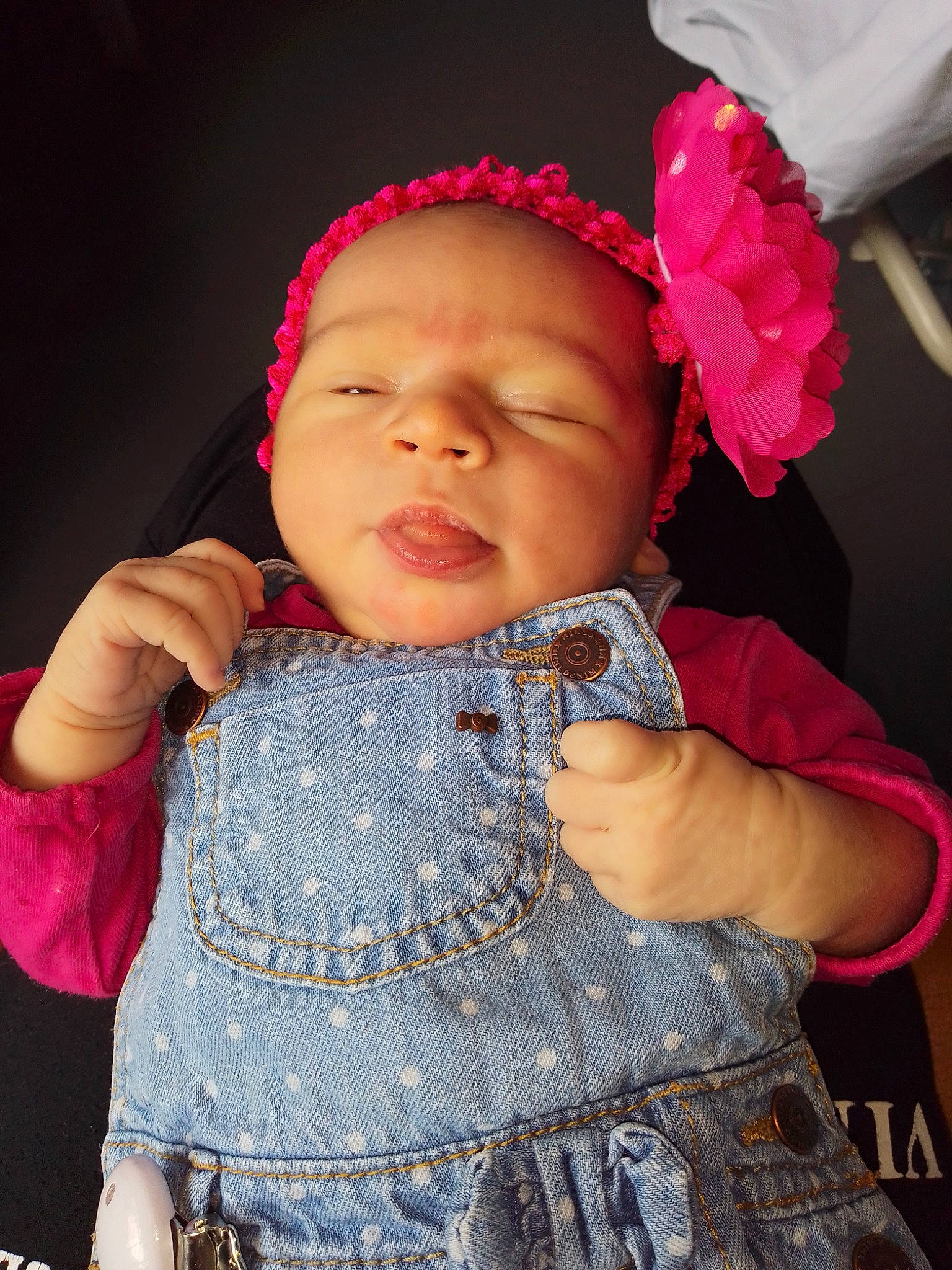 Zayna a rejoint le concours — aidez-le/la à gagner de superbes lots ! baby, baby_products, baby_toddler_clothing, cheek, child, child_model, ear, fashion_accessory, hair_accessory, headband, headgear, person, photography, pink, product, skin, smile, textile, toddler