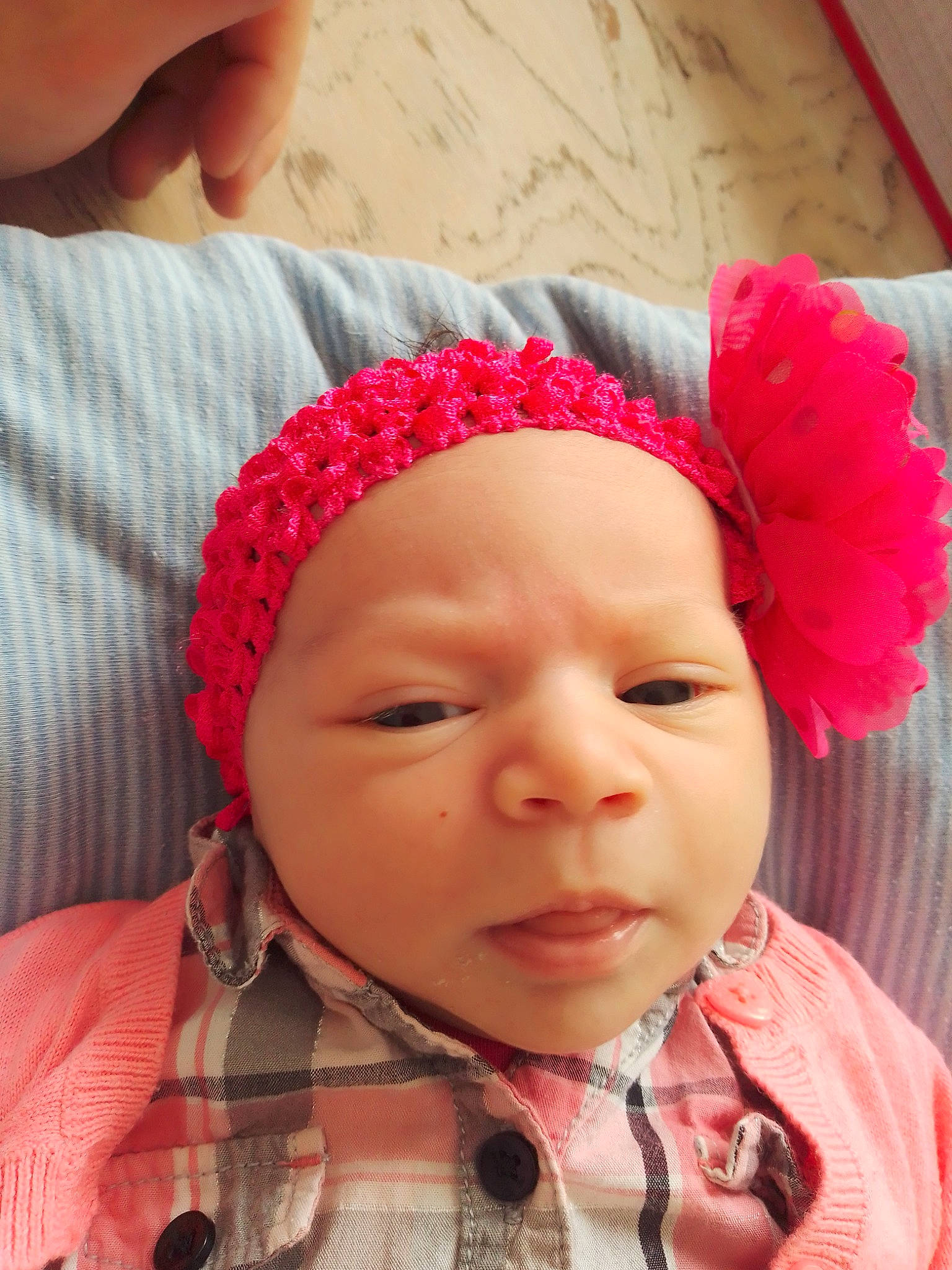 Zayna participe au concours pour gagner de l'argent avec cette photo : baby, bonnet, cheek, child, clothing, ear, face, fashion_accessory, forehead, hair_accessory, head, headband, headgear, headwear, knit_cap, lip, nose, person, pink, skin