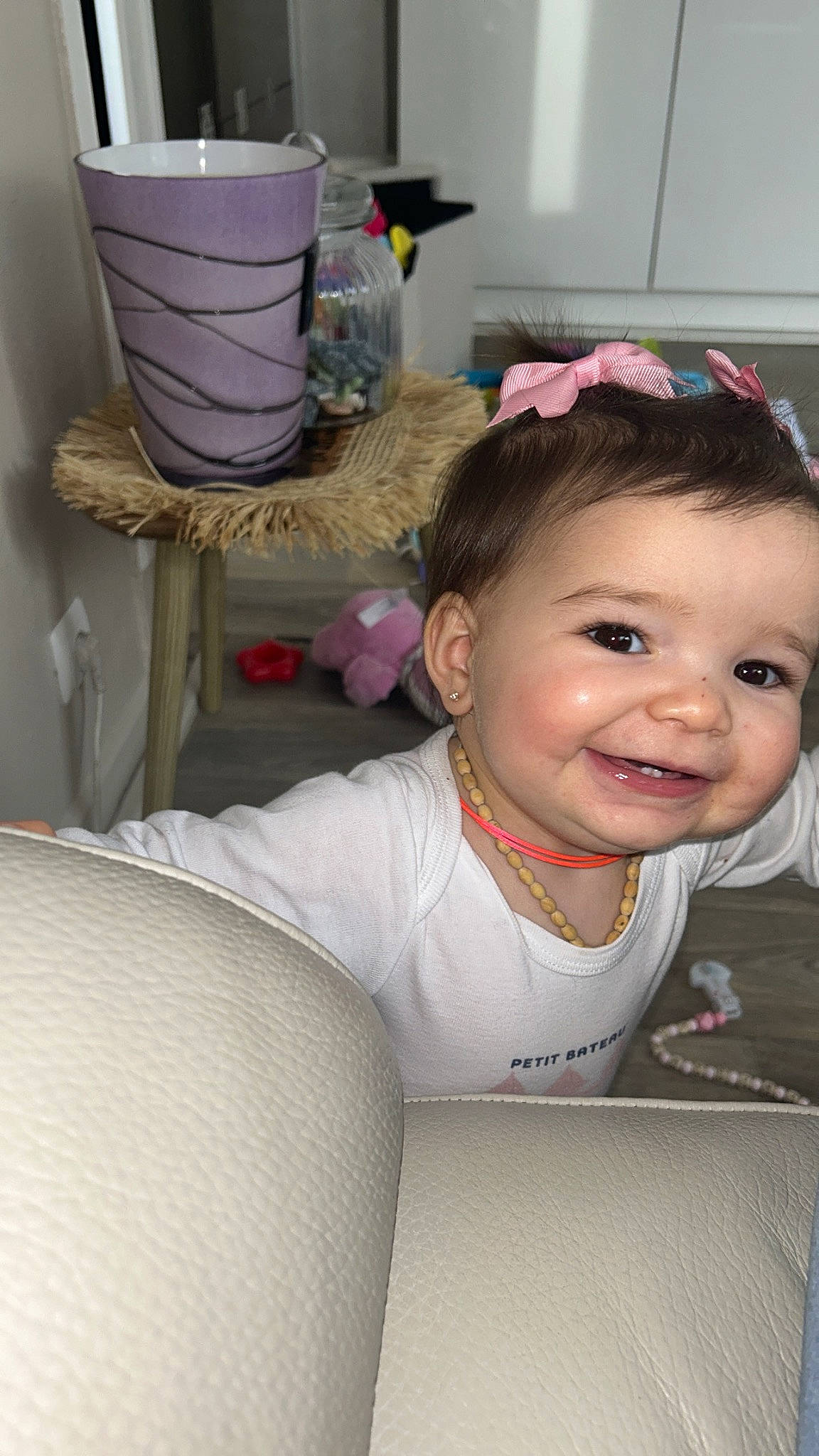 Eugenie a rejoint le concours — aidez-le/la à gagner de superbes lots ! baby, baby_toddler_clothing, car_seat, cheek, child, desk, eye, eyelash, eyewear, fun, hairstyle, happy, joy, person, plastic, room, sitting, smile, t_shirt, toddler