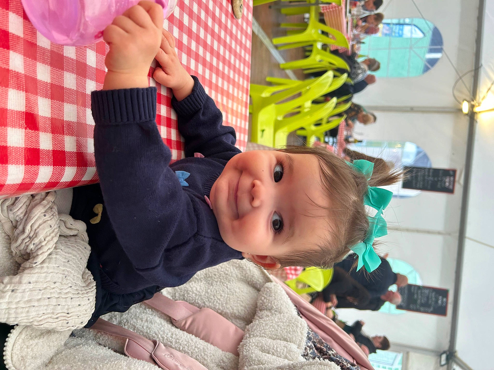 Eugenie a rejoint le concours — aidez-le/la à gagner de superbes lots ! baby, baby_toddler_clothing, child, fun, gesture, grass, happy, joy, leisure, pattern, person, plaid, play, sitting, smile, tartan, thumb, toddler, tree, vacation