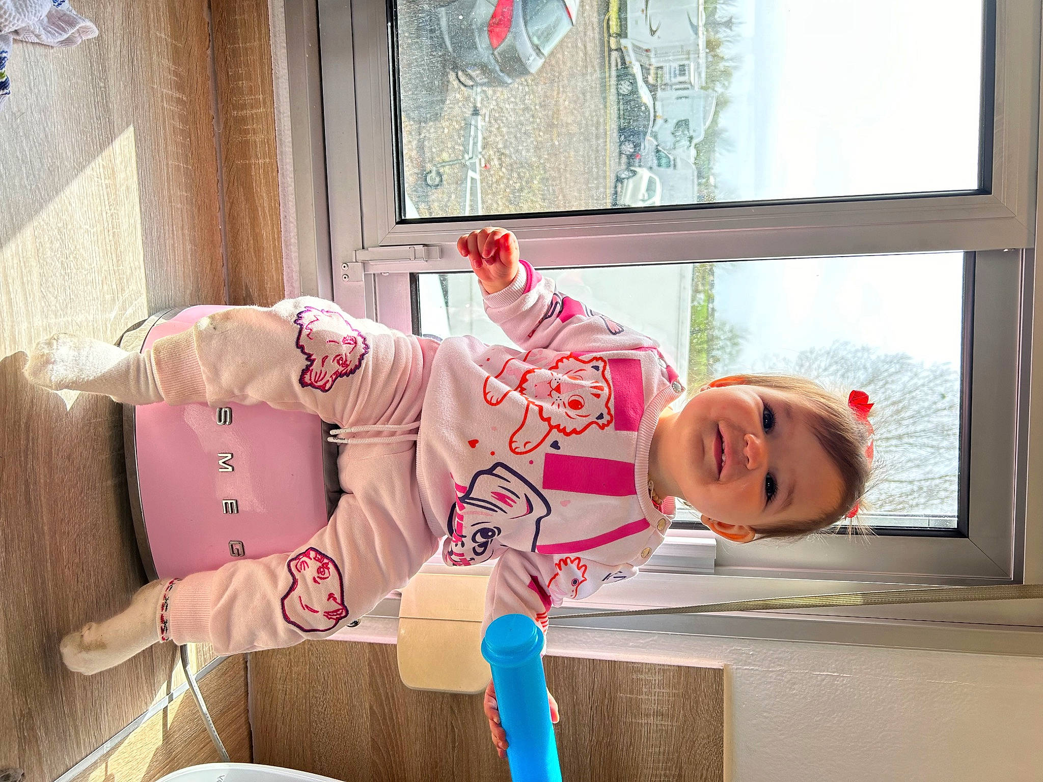 Eugenie participe au concours pour gagner de l'argent avec cette photo : baby, carmine, child, costume, couch, event, fictional_character, fun, fur, happy, hat, leisure, pajamas, person, room, sitting, smile, sock, thigh, toddler