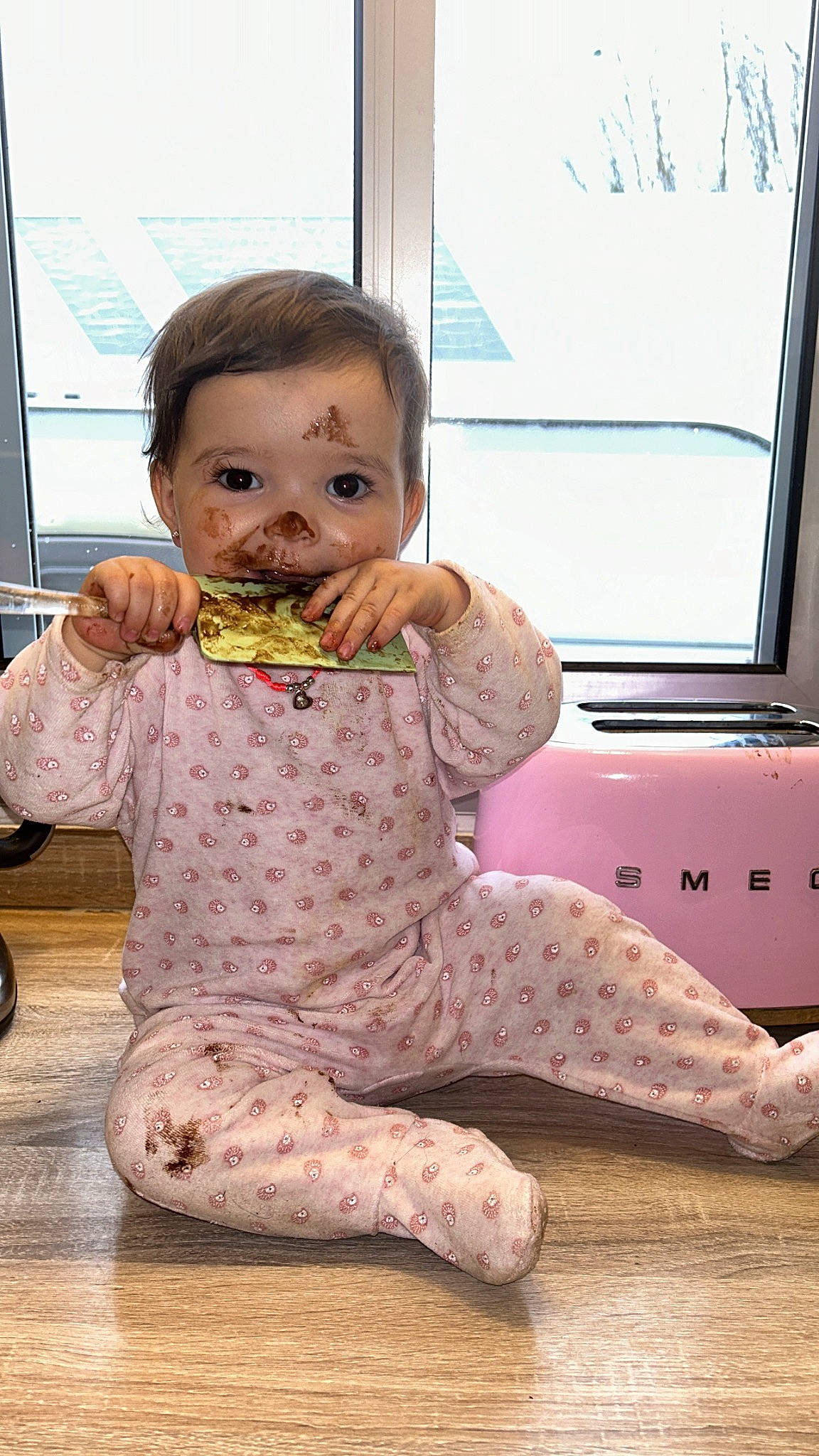 Eugenie a rejoint le concours — aidez-le/la à gagner de superbes lots ! baby, baby_toddler_clothing, child, comfort_food, eating, finger, flooring, foot, fun, happy, human_leg, knee, pattern, person, sitting, sleeve, standing, thigh, toddler, window