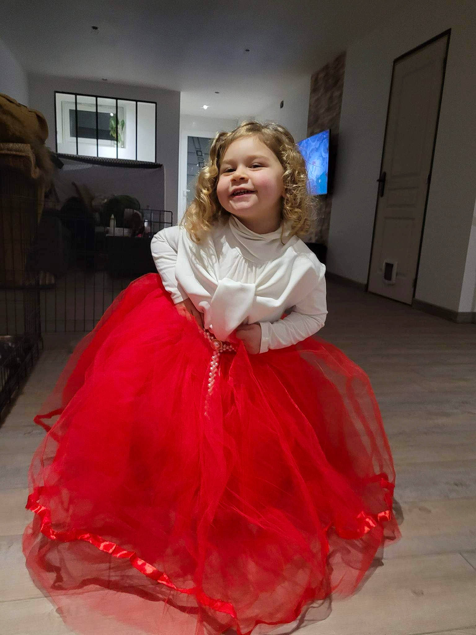 Gaëlle a rejoint le concours — aidez-le/la à gagner de superbes lots ! bridal_party_dress, costume_design, day_dress, door, dress, embellishment, event, fashion_design, flooring, formal_wear, fun, gown, haute_couture, joy, long_hair, one_piece_garment, peach, person, ruffle, toddler