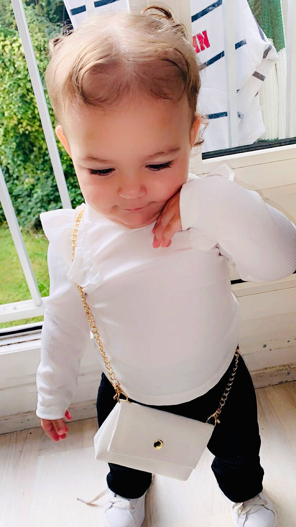 Thanina a rejoint le concours — aidez-le/la à gagner de superbes lots ! abdomen, baby_toddler_clothing, blond, chest, child, elbow, hairstyle, happy, head, human_body, neck, person, plant, sitting, skin, sleeve, smile, t_shirt, toddler, trunk