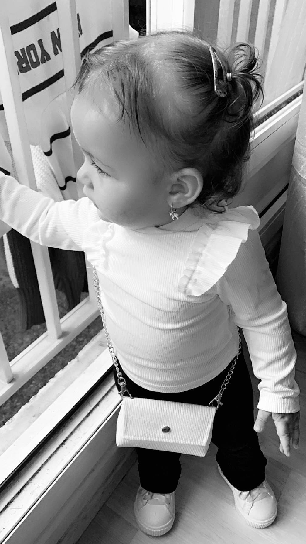 Thanina participe au concours pour gagner de l'argent avec cette photo : baby, black, black_and_white, child, cool, elbow, gesture, hair, hairstyle, head, monochrome, organ, people, person, photograph, shoulder, standing, style, t_shirt, toddler