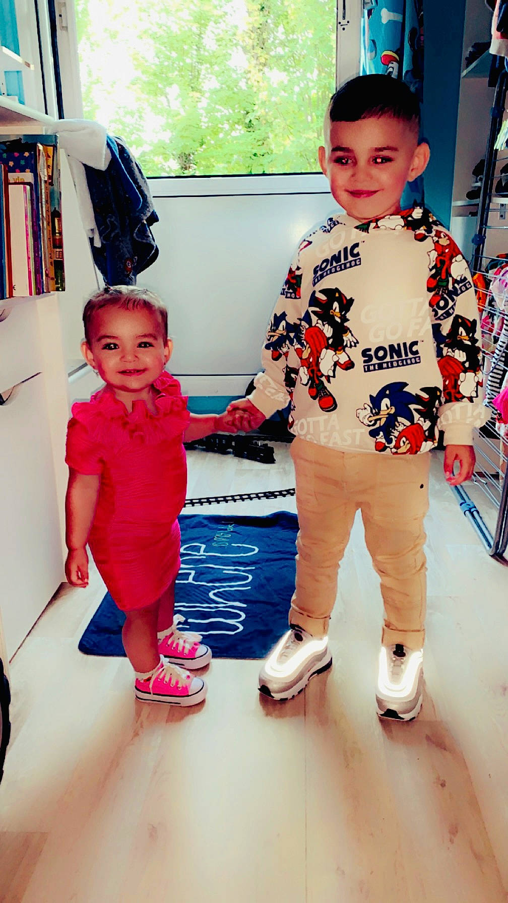 Thanina a rejoint le concours — aidez-le/la à gagner de superbes lots ! bookcase, child, electric_blue, event, fashion, fashion_design, fun, gesture, happy, joint, joy, leisure, person, product, shelf, shoulder, sleeve, sneakers, standing, summer