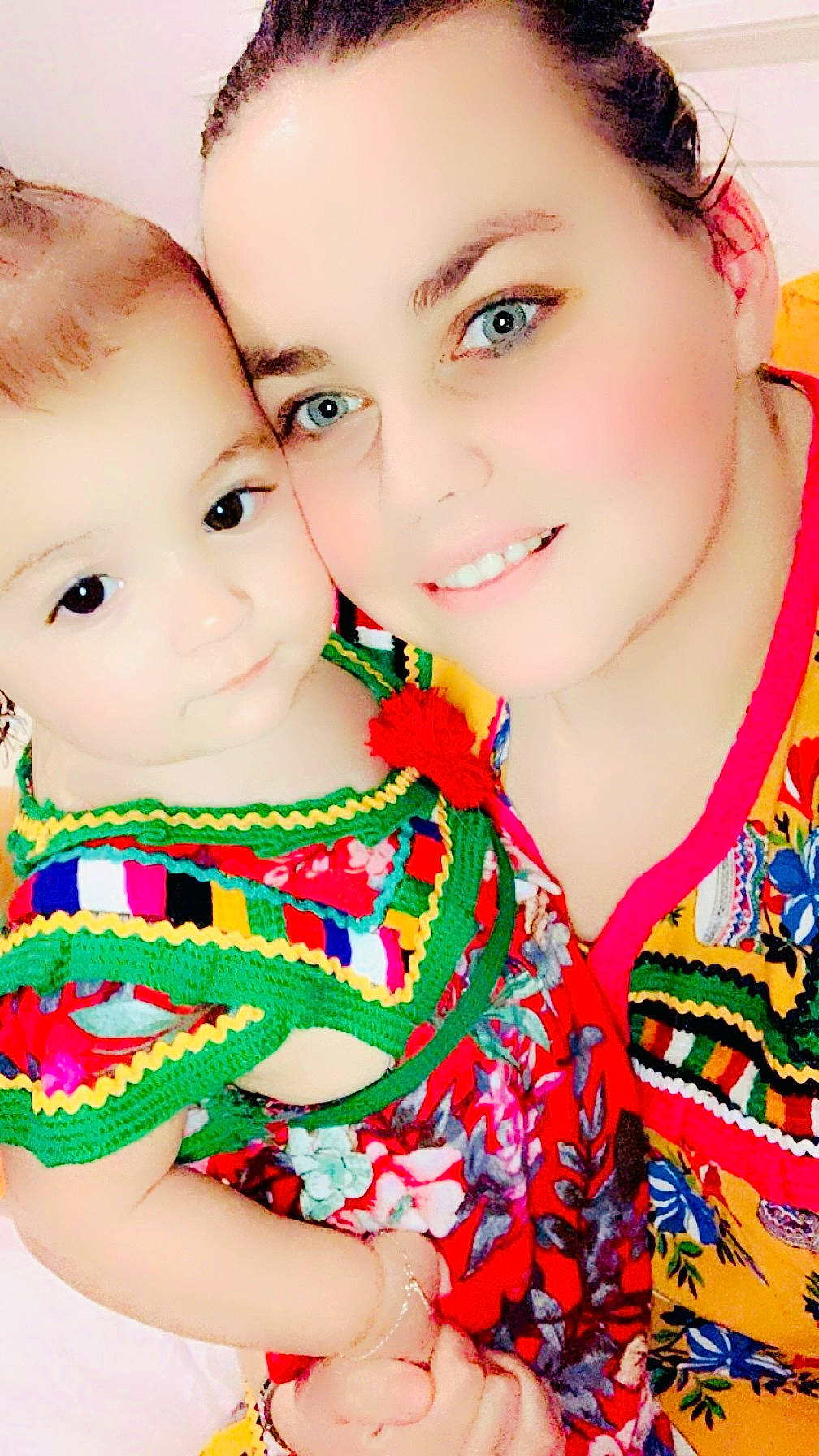 Thanina a rejoint le concours — aidez-le/la à gagner de superbes lots ! baby_toddler_clothing, beauty, black_hair, chin, event, eye, eyelash, facial_expression, gesture, happy, joy, lip, neck, nose, organ, people, people_in_nature, person, red, skin