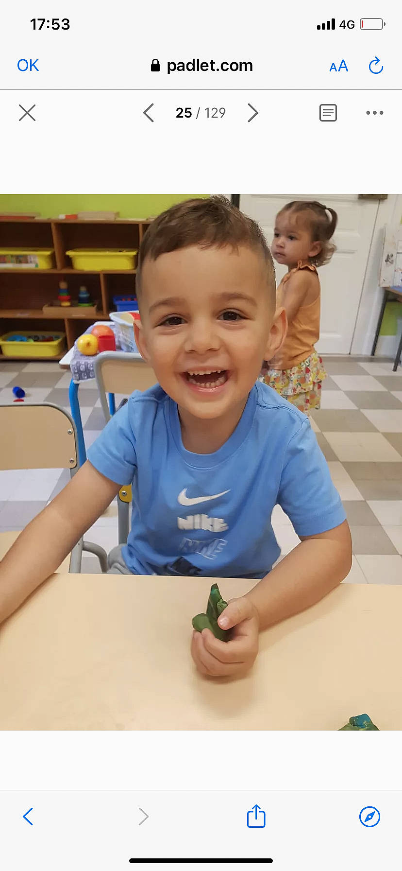 Axel a rejoint le concours — aidez-le/la à gagner de superbes lots ! arm, chair, child, desk, finger, fun, hand, happy, joy, leisure, person, play, recreation, sitting, smile, standing, t_shirt, table, thumb, toddler