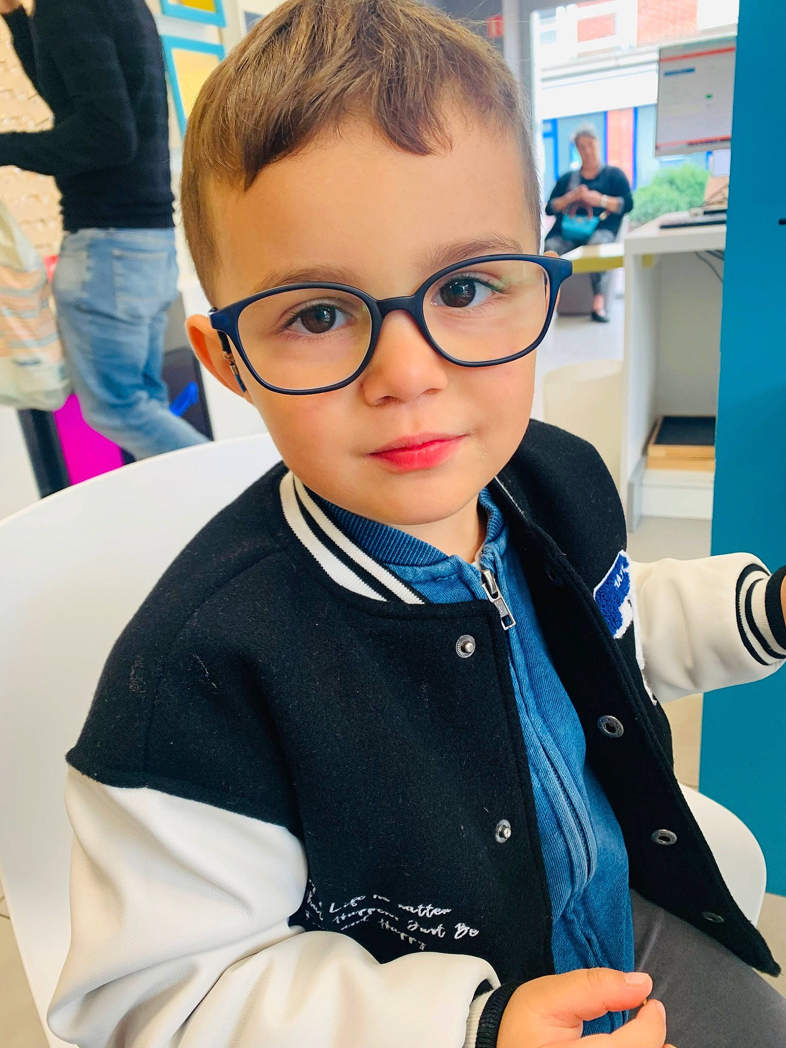 Axel a rejoint le concours — aidez-le/la à gagner de superbes lots ! blue, chair, child, costume, electric_blue, event, eyewear, fun, learning, person, personal_protective_equipment, recreation, room, school, school_uniform, sitting, sleeve, t_shirt, toddler, uniform