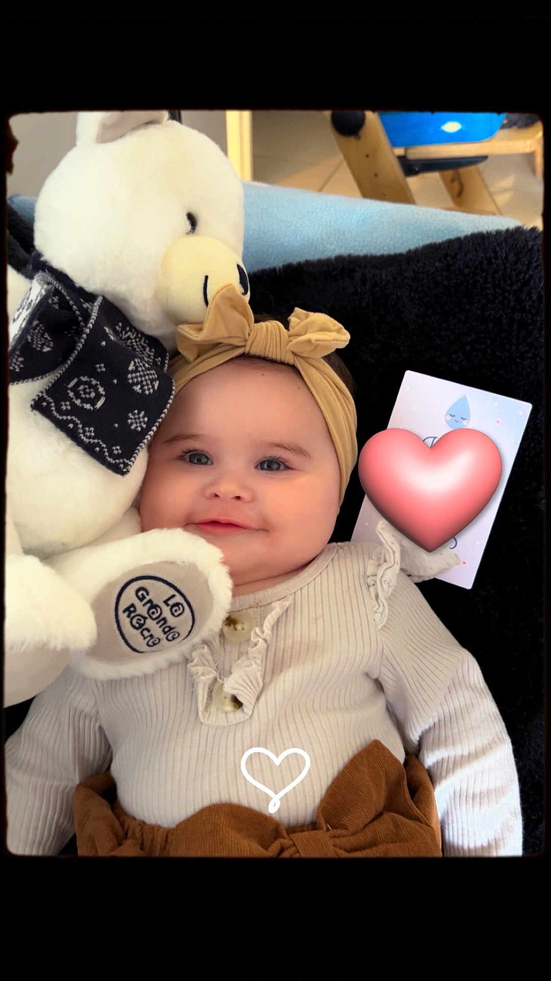 Aëlyna participe au concours pour gagner de l'argent avec cette photo : baby, teddy_bear, headband, smile, toy, child, cute, infant, soft_toy, indoor, cozy, clothing, portrait, happy, heart_emoji, fabric, seat, warm_colors, closeup, face