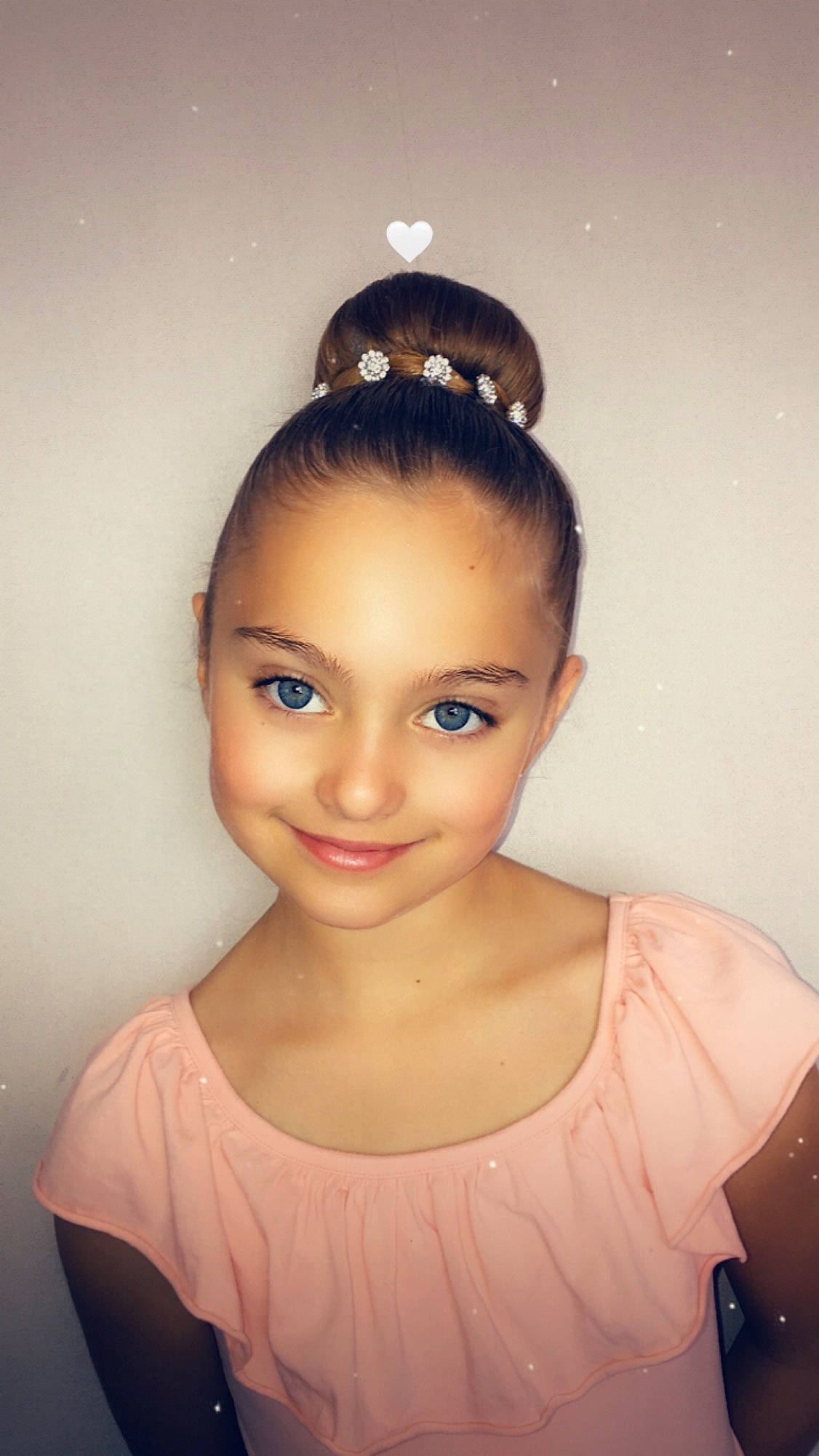 Célia a rejoint le concours — aidez-le/la à gagner de superbes lots ! beauty, black_hair, bun, chignon, chin, chonmage, eyebrow, eyelash, face, fashion_accessory, forehead, hair, hair_accessory, hairstyle, head, headpiece, jaw, joy, lip, long_hair