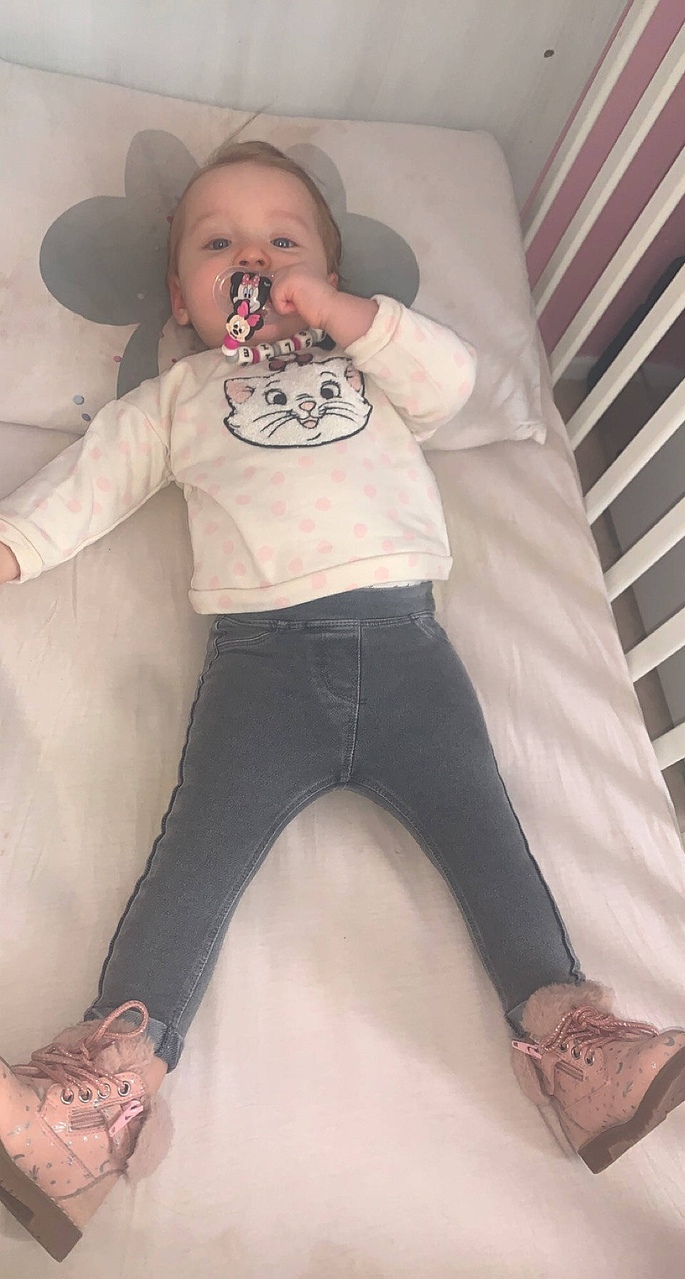 Leslie a rejoint le concours — aidez-le/la à gagner de superbes lots ! abdomen, baby, baby_toddler_clothing, child, comfort, finger, flash_photography, fun, gesture, happy, head, mouth, person, sleeve, stomach, t_shirt, thigh, toddler, trunk, waist