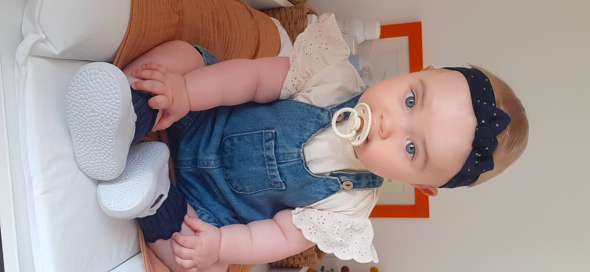 Paola a rejoint le concours — aidez-le/la à gagner de superbes lots ! arm, baby, baby_sleeping, baby_toddler_clothing, cheek, comfort, facial_expression, finger, gesture, hand, headwear, human_body, joint, mouth, nose, person, product, skin, sleeve, textile