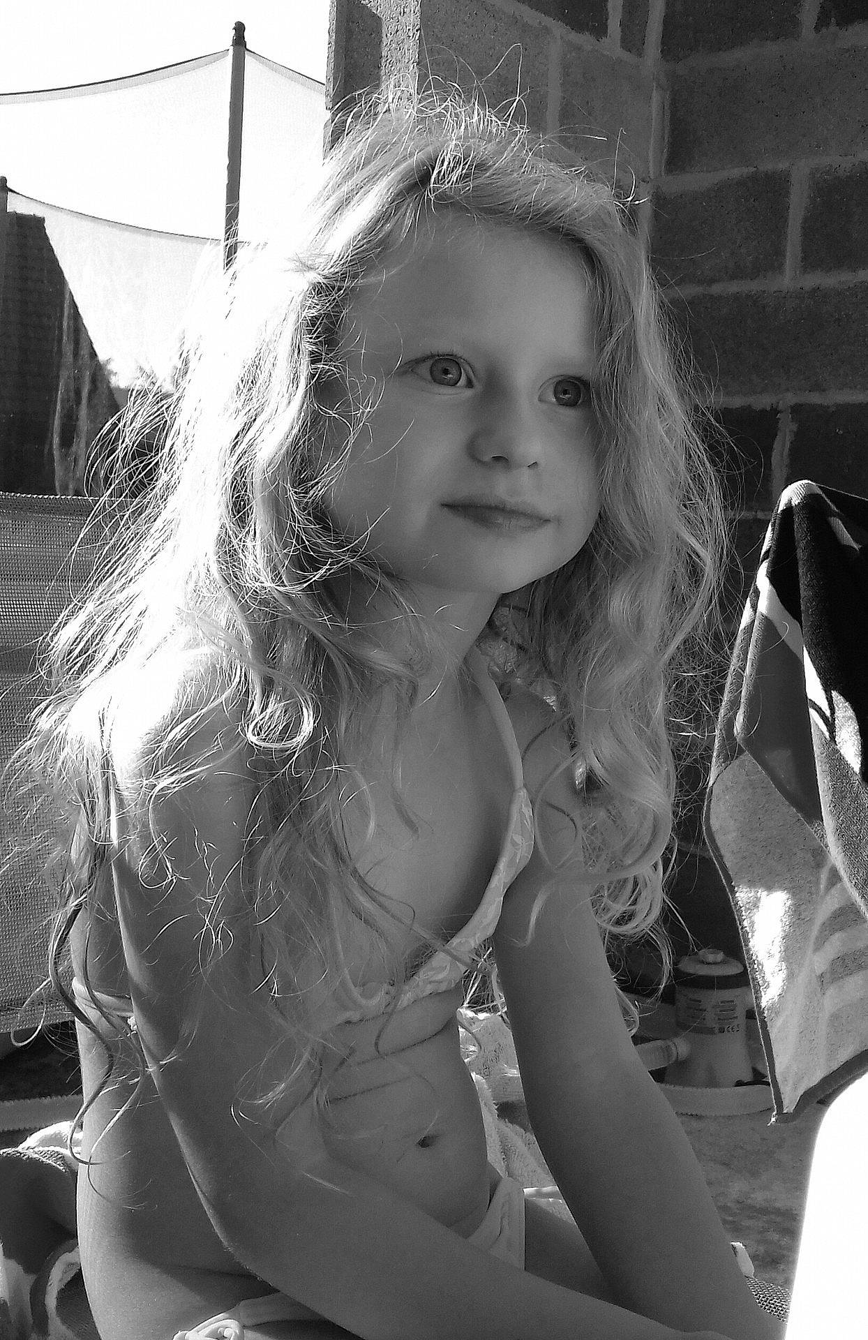 Lilly Rose a rejoint le concours — aidez-le/la à gagner de superbes lots ! beauty, black, black_and_white, blond, child, emotion, eye, girl, hair, hairstyle, human_hair_color, lady, monochrome_photography, person, photograph, photography, sitting, skin, smile, snapshot