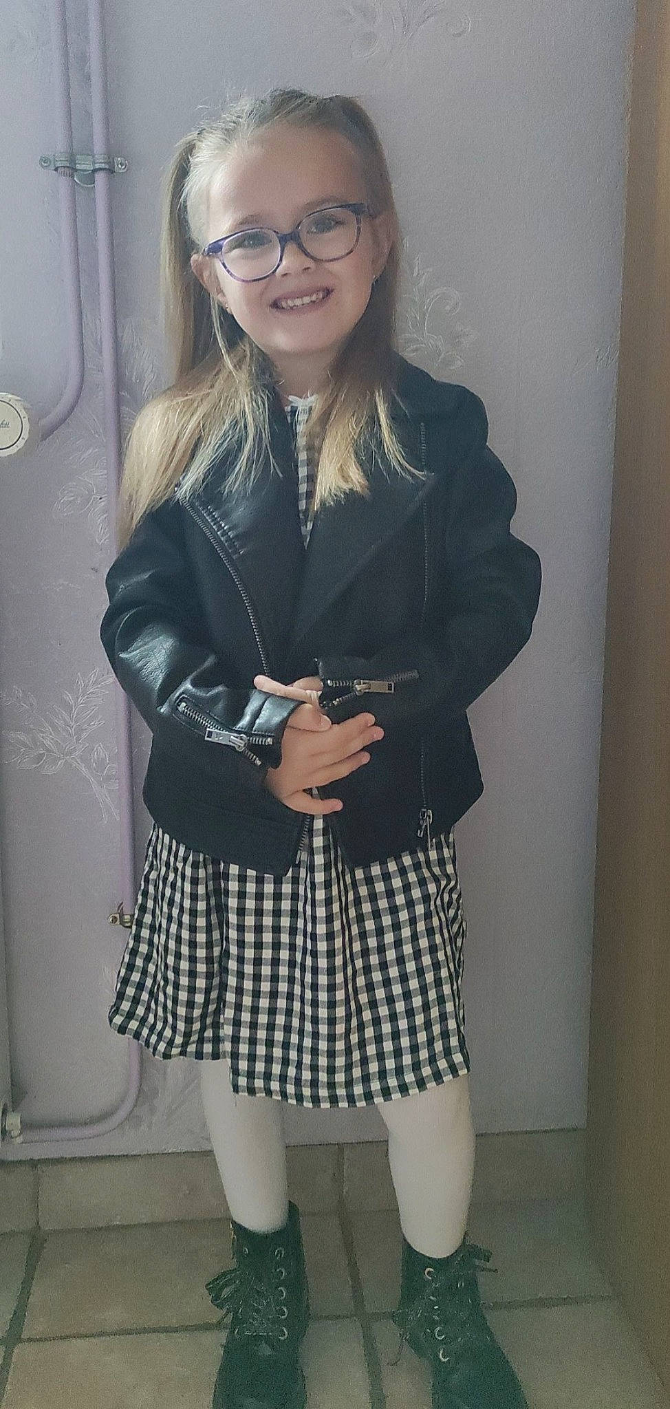 Morgane a rejoint le concours — aidez-le/la à gagner de superbes lots ! blazer, fashion_design, goggles, grey, hair, joint, joy, knee, leather_jacket, outerwear, person, shoe, sleeve, smile, street_fashion, sunglasses, tartan, thigh, trunk, vision_care