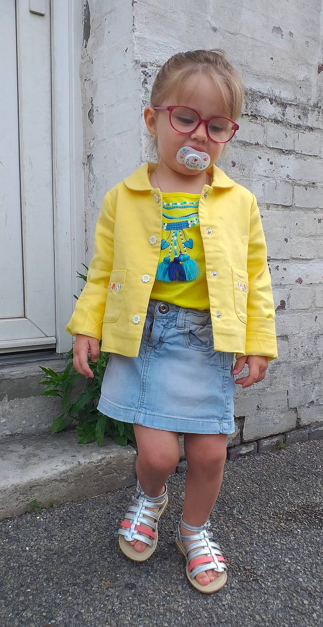Morgane a rejoint le concours — aidez-le/la à gagner de superbes lots ! blazer, child, clothing, denim, fashion, footwear, glasses, jacket, jeans, knee, outerwear, person, shoe, shorts, sleeve, snapshot, street_fashion, textile, toddler, top