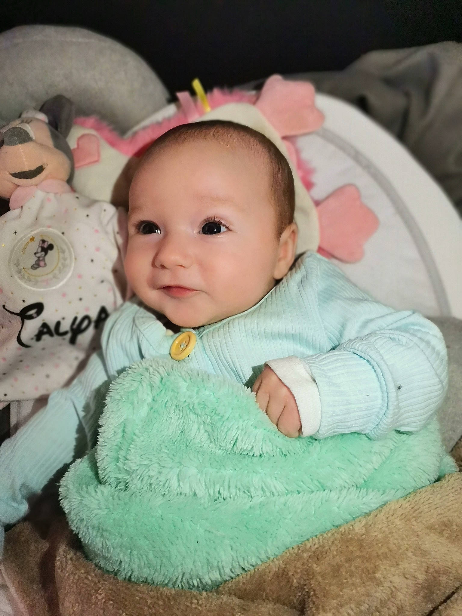 Talya a rejoint le concours — aidez-le/la à gagner de superbes lots ! baby, baby_toddler_clothing, cheek, child, comfort, eye, face, facial_expression, head, headgear, iris, linens, person, pink, product, skin, sleeve, textile, toddler, toy