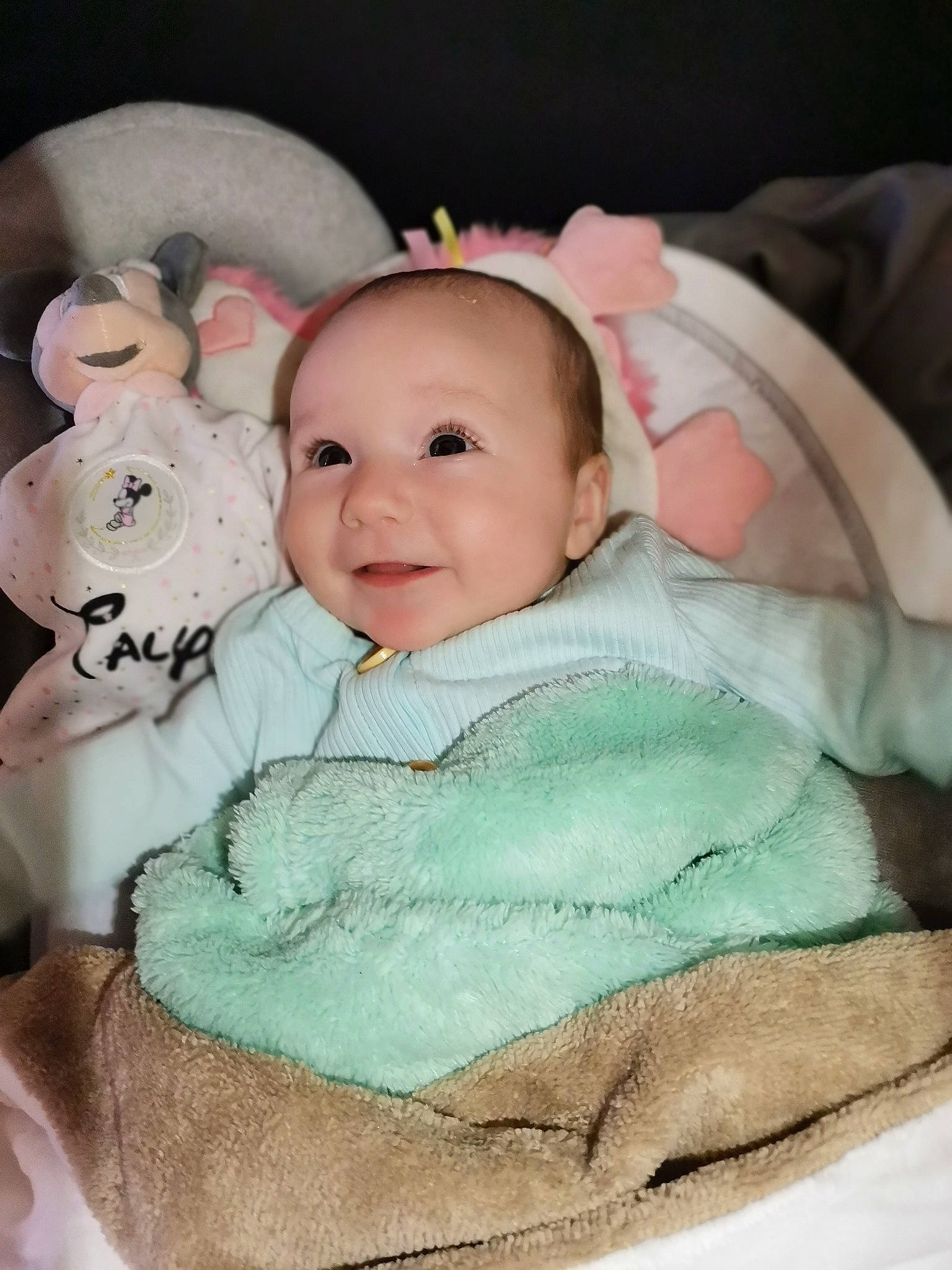 Talya a rejoint le concours — aidez-le/la à gagner de superbes lots ! baby, baby_products, baby_toddler_clothing, cheek, child, comfort, eye, happy, head, headgear, iris, linens, person, pink, product, skin, sleeve, smile, textile, toddler