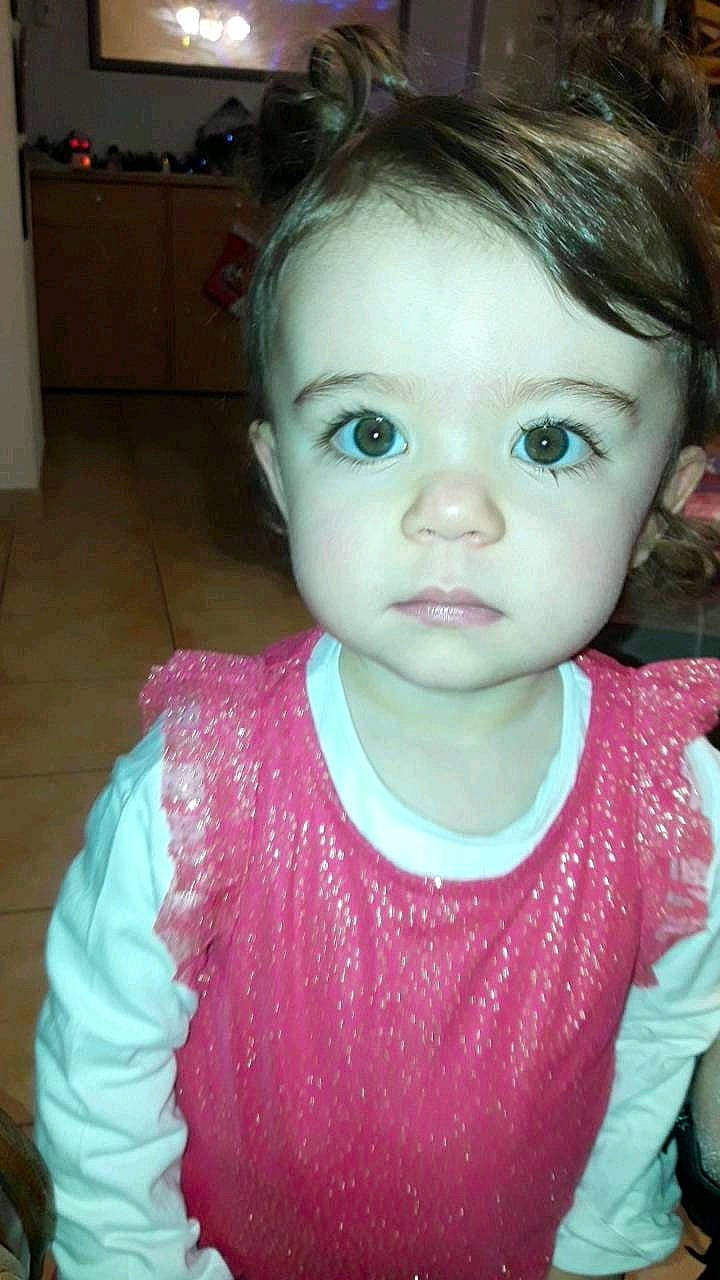 Faustine participe au concours pour gagner de l'argent avec cette photo : cheek, child, eye, eyebrow, face, forehead, girl, hair, hairstyle, head, human_hair_color, infant, iris, lip, mouth, nose, person, pink, skin, smile