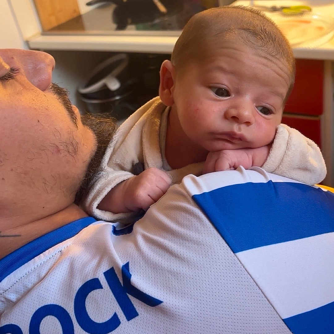 Tiago participe au concours pour gagner de l'argent avec cette photo : adult, baby, beard, blue, clothing, cooking, face, food, indoor, kitchen, person, portrait, resting, shirt, shoulder, spices, stove, thoughtful, utensils, white