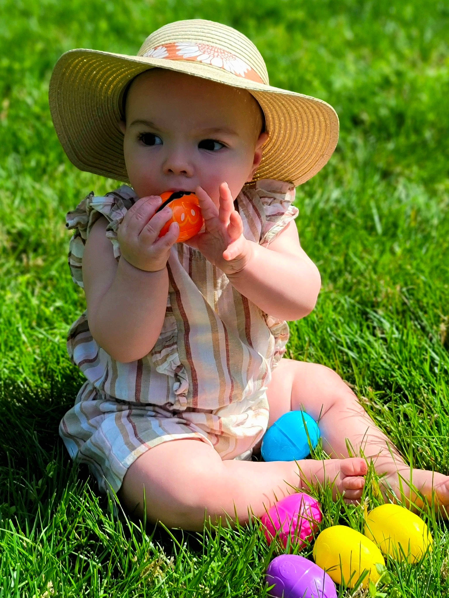 Freyja is registered to the contest to win money with this photo: baby, baby_toddler_clothing, botany, eye, finger, fun, grass, hand, happy, hat, headwear, leaf, meadow, people_in_nature, person, photograph, plant, skin, summer, sun_hat