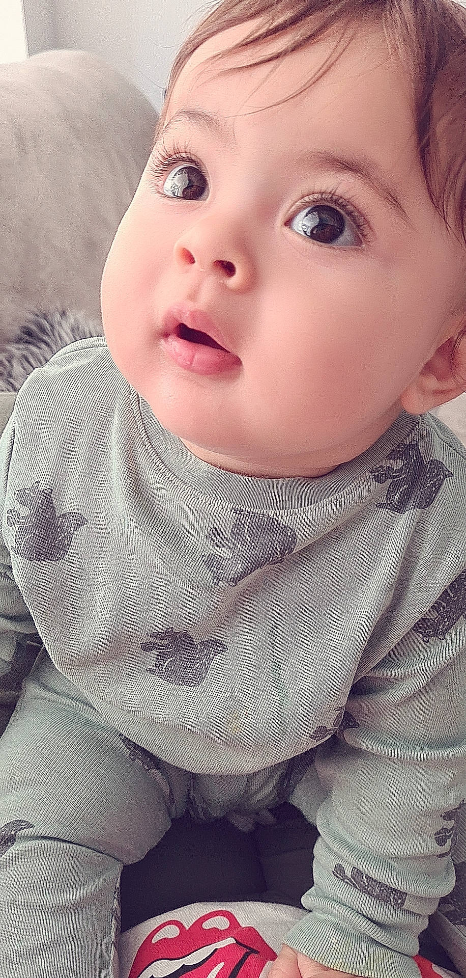 Yomna participe au concours pour gagner de l'argent avec cette photo : baby, baby_toddler_clothing, cheek, chin, eye, eyebrow, eyelash, face, head, iris, jaw, lip, mouth, neck, nose, outerwear, person, product, skin, sleeve