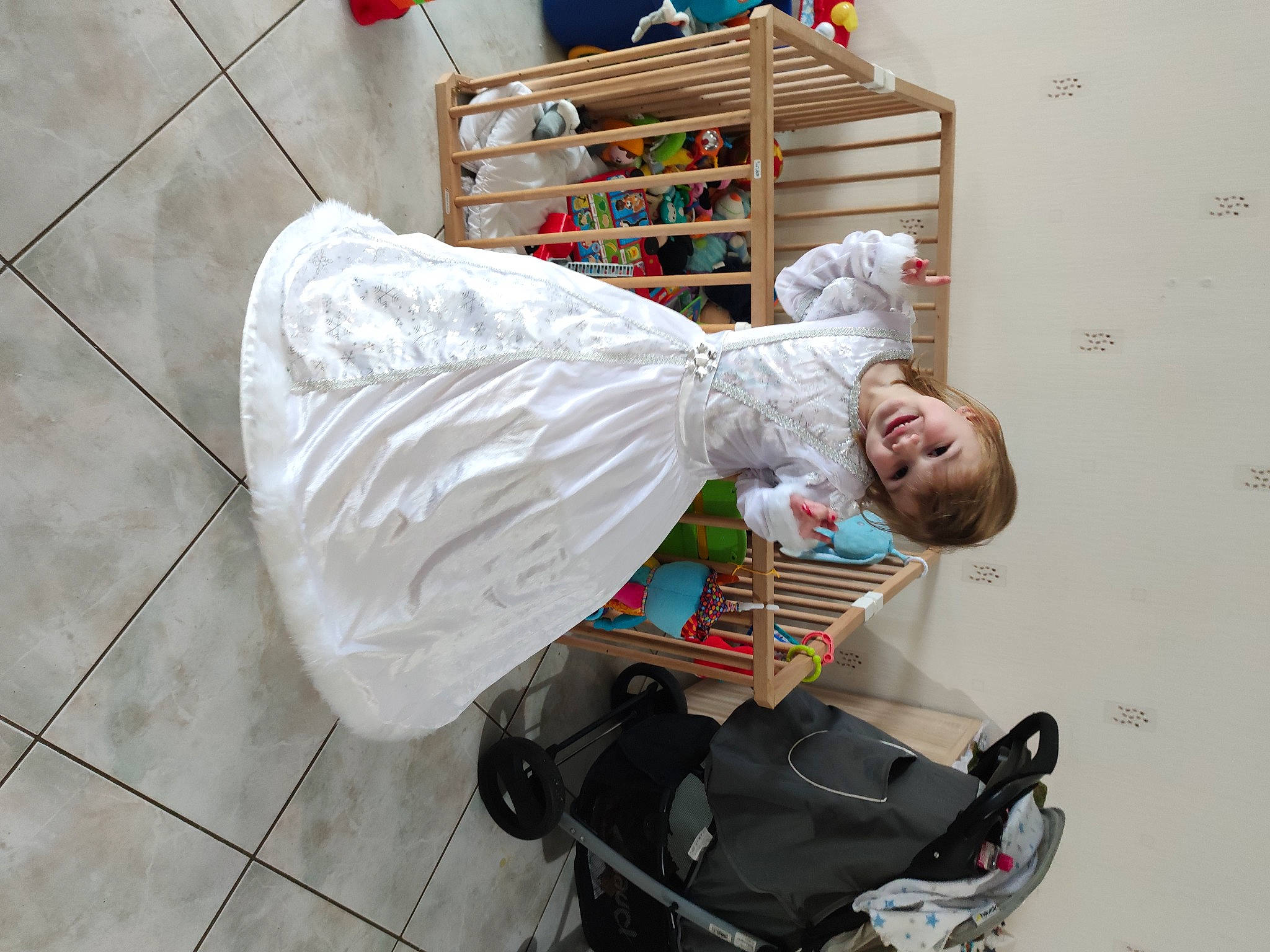 Julia participe au concours pour gagner de l'argent avec cette photo : baby_carriage, baby_products, bookcase, bridal_clothing, bridal_veil, gown, joy, person, shelf, shelving, tile, veil, wedding_dress