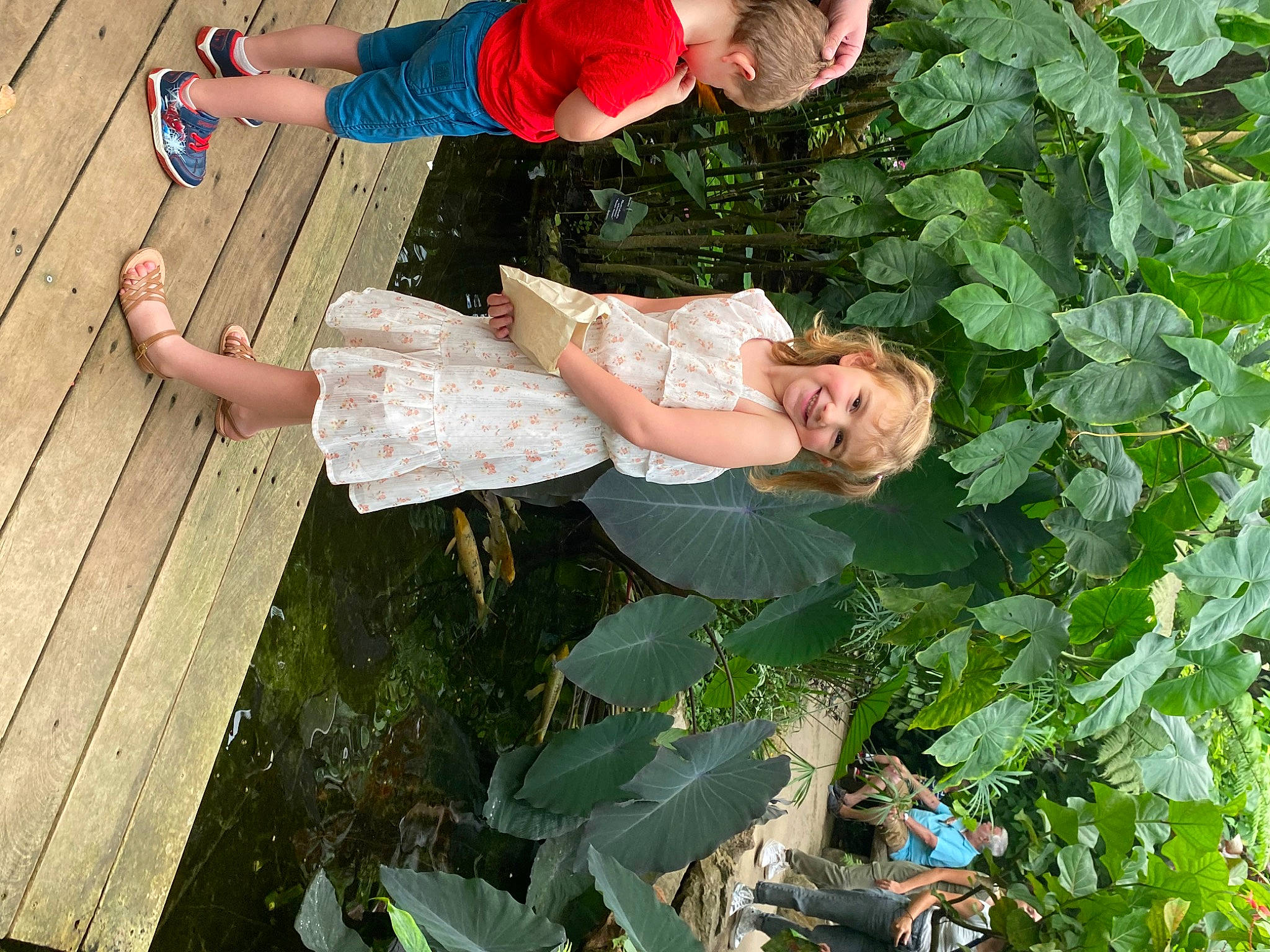 Julia participe au concours pour gagner de l'argent avec cette photo : barefoot, child, flower, foot, fun, grass, green, happy, human_body, human_leg, joy, leisure, pattern, people_in_nature, person, plant, sandal, smile, thigh, toddler